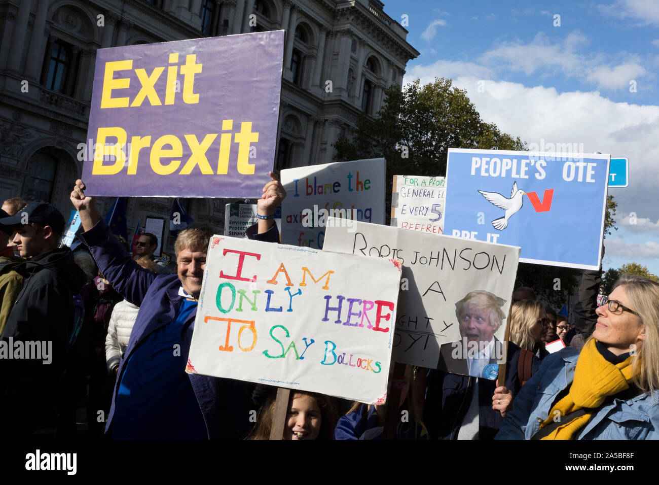 An dem Tag, an dem die Mitglieder des Parlaments saß auf einem Samstag (das erste Mal seit 37 Jahren und betitelt uper Samstag"), um für Premierminister Boris Johnson's Brexit Abkommen mit der EU in Brüssel, eine Million Remainers (laut Veranstalter) marschierten durch die Hauptstadt ihre Opposition gegen eine Brexit Stimme zu Stimme und rufen zu einer Abstimmung der Völker, am 19. Oktober 2019, in London, England. Stockfoto