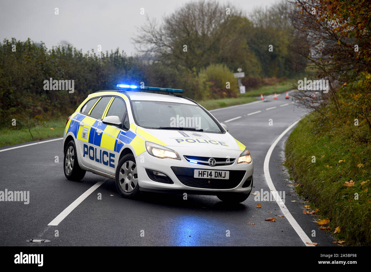 Polizeiauto, das Blockieren eines geschlossenen Straße nach einem Crash, England Stockfoto