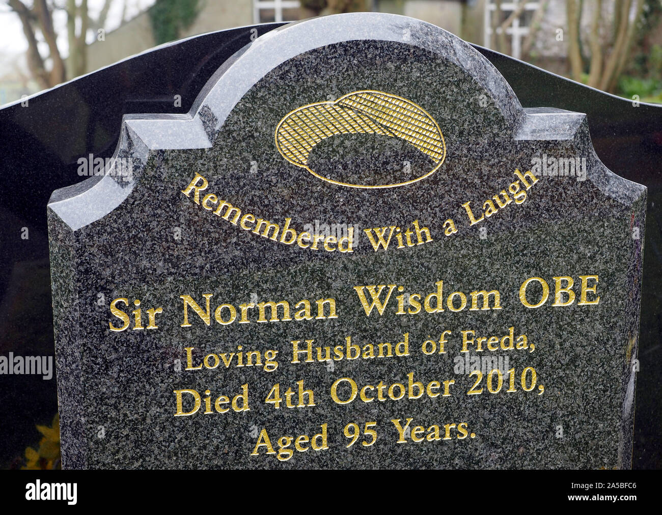 Grab von Schauspieler und Komiker Sir Norman Weisheit OBE in St. Birgitta Gemeinde (Braut Pfarrkirche) Insel Man. Stockfoto