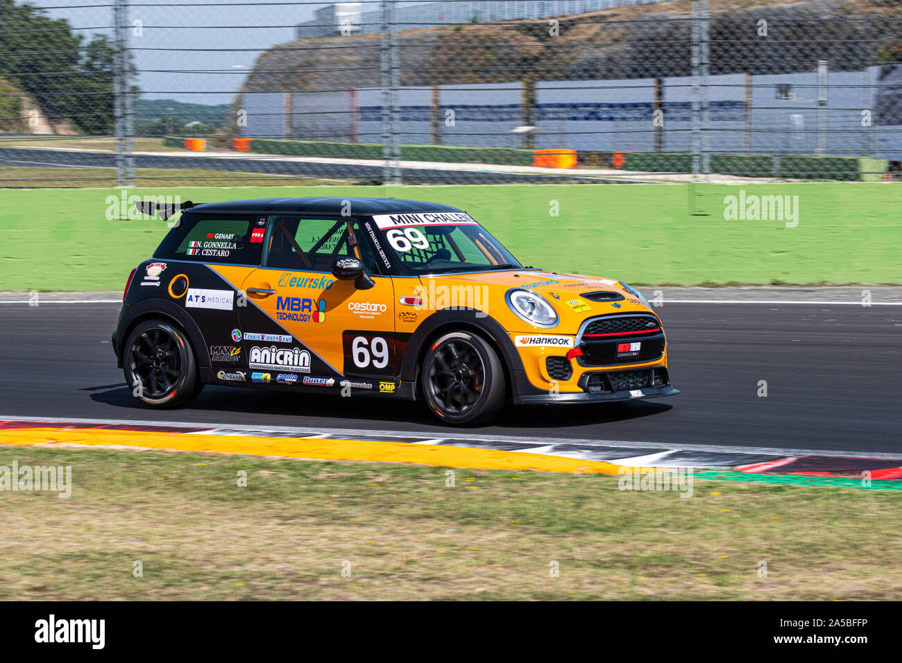 Vallelunga, Italien, 15. September 2019. Volle Länge des racing Mini Cooper Auto in Aktion an der Umdrehung während des Rennens im Stromkreis, verschwommene Bewegung Hintergrund Stockfoto