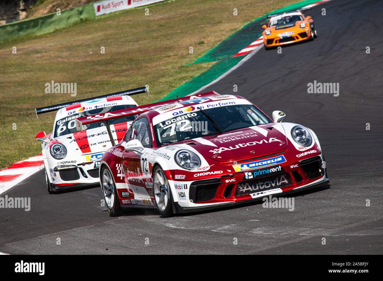 Vallelunga, Italien, 15. September 2019. Paar Porsche Carrera Rennwagen in Aktion bei Wendung in asphaltpiste Stromkreis Stockfoto