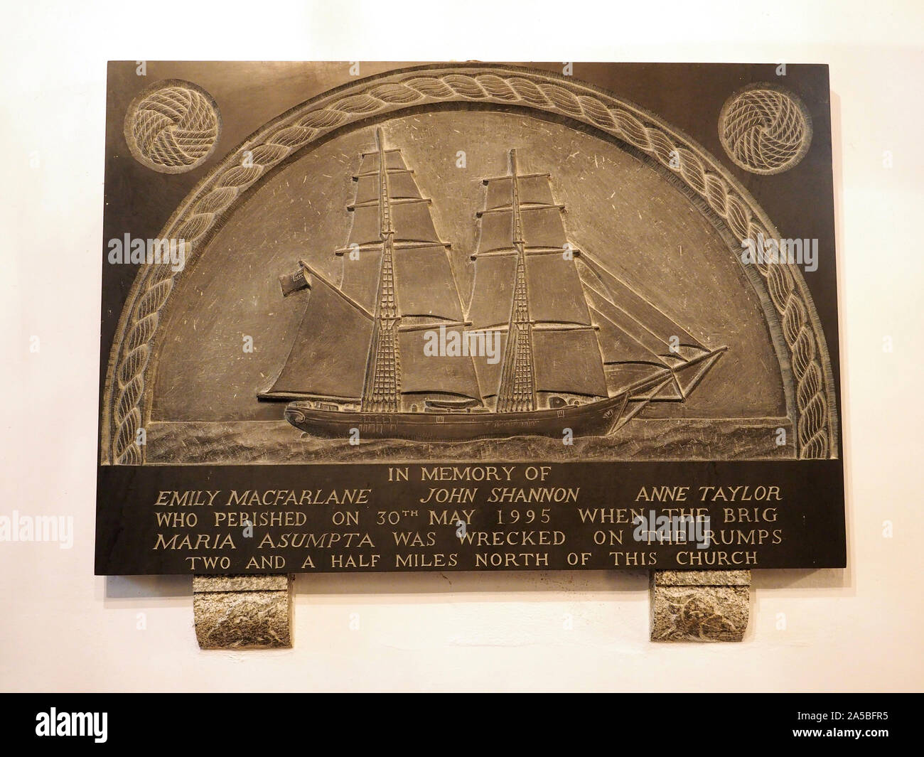 Gedenktafel auf dem Segelschiff 'Maria Sumpta', die aus dem kornischen Küste im Jahr 1995 sank. St Enodoc Church, Trebetherick, Cornwall, Großbritannien Stockfoto