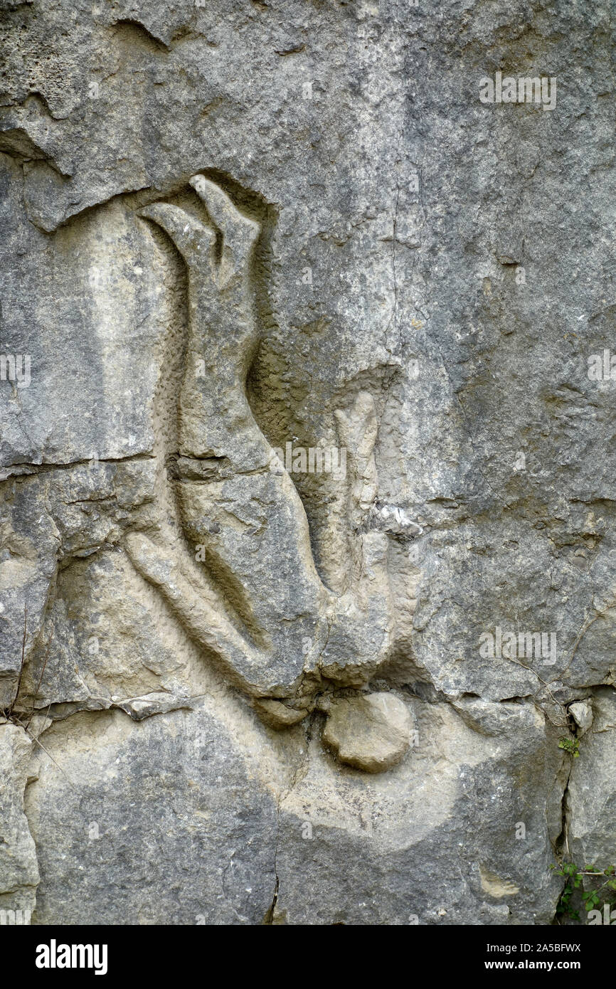 Die fallende Mann Schnitzen von Sir Antony Gormley im Tout Steinbruch auf Portland in Dorset, England Stockfoto