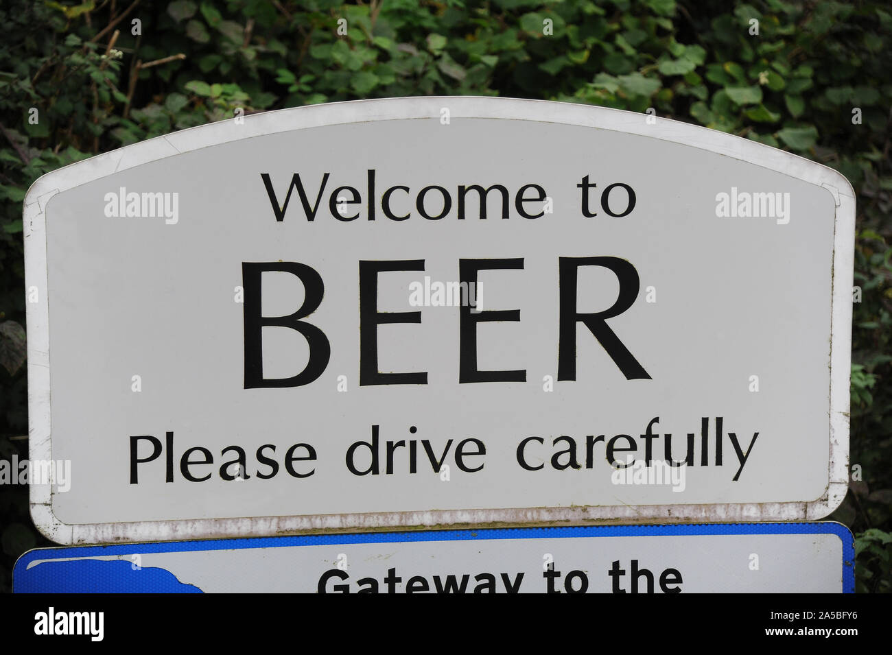 Bier Ortsschild, Devon, England. Stockfoto