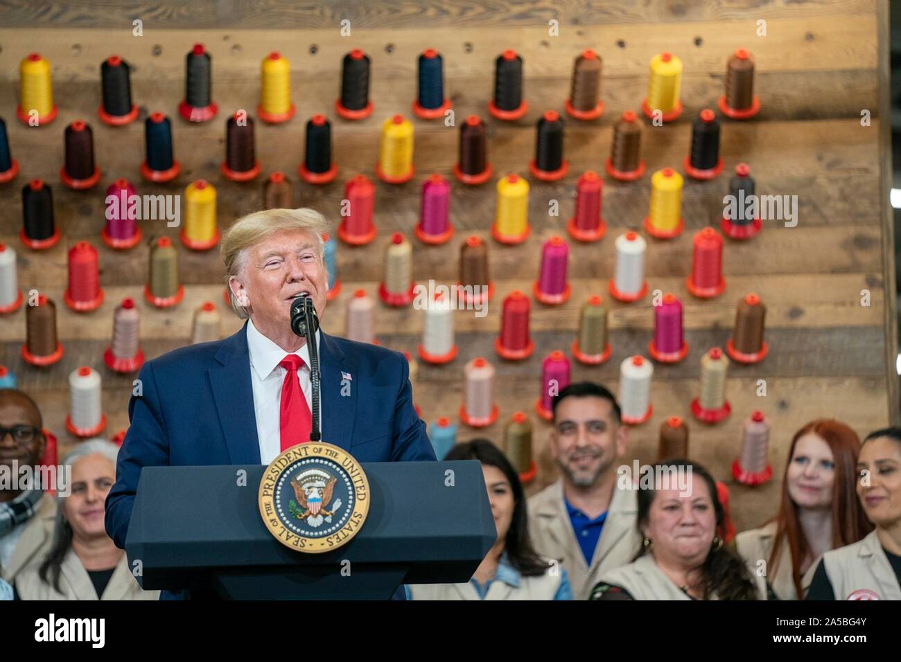 Us-Präsident Donald Trump liefert Erläuterungen zu den Arbeitern im neu eröffneten Louis Vuitton Workshop Rochambeau Oktober 17, 2019 in Alvarado, Texas. Stockfoto