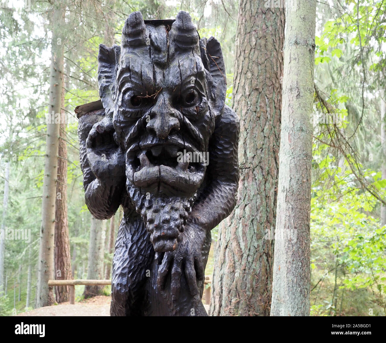 Holzskulpturen, Hexe Berg in Juodkrante, Kuroeiu Nerija Nationalpark auf der Kurischen Nehrung in Litauen Stockfoto