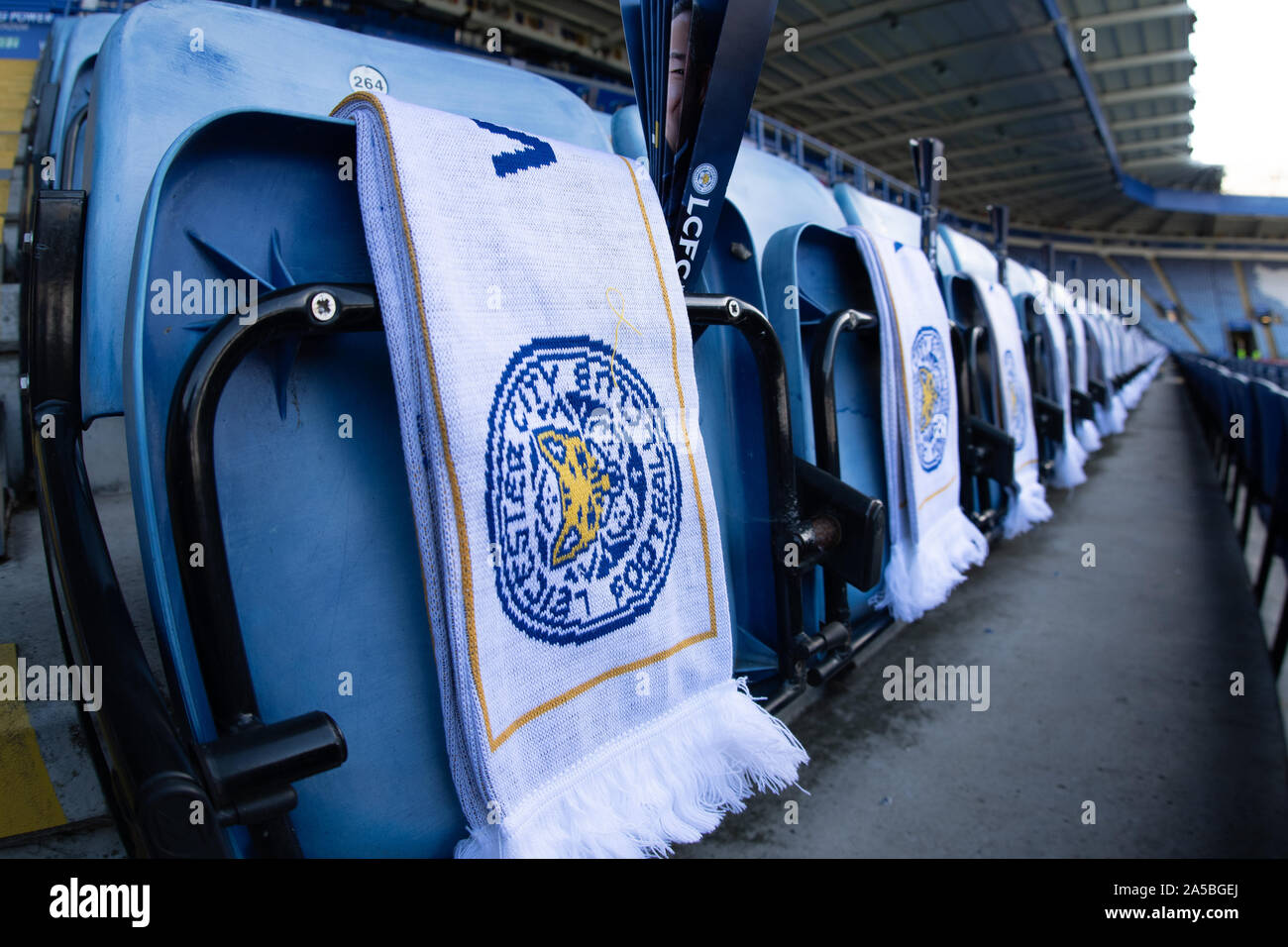 19. Oktober 2019, King Power Stadion, Leicester, England; Premier League, Leicester City v Burnley: Leicester City Schals über Anhänger Sitze drapiert zu Leicester City Eigentümer Vichai Srivaddhanaprabha und andere, die auf tragische Weise bei einem Hubschrauberabsturz Credit getötet wurden: Jon Hobley / Nachrichten Bilder gedenken Stockfoto