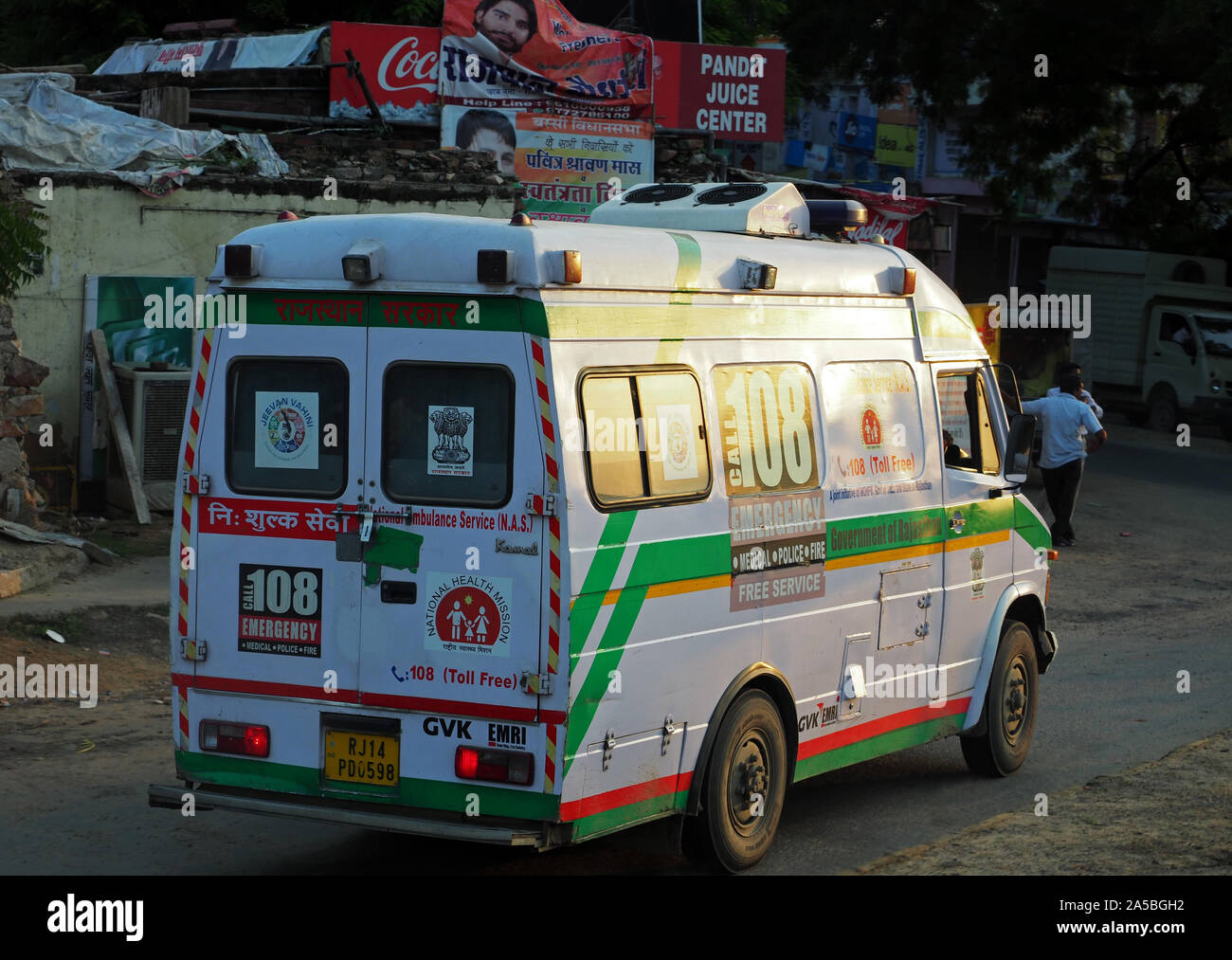Krankenwagen oder privaten medizinischen Fahrzeug in Indien Stockfoto
