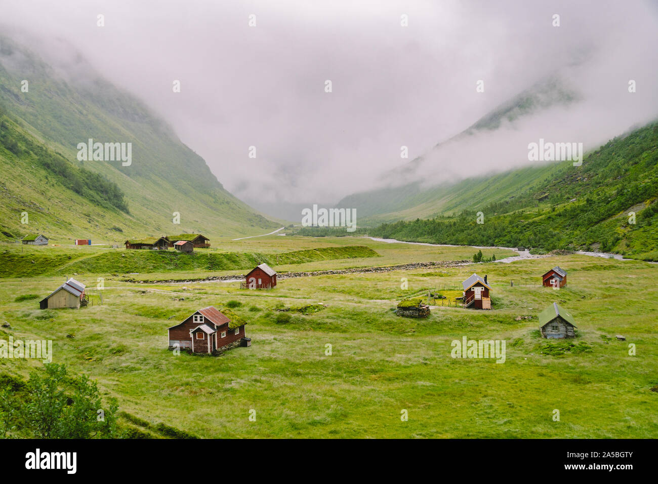 Schöne Landschaft und Landschaft Blick auf Norwegen, grüne Hügel und Berge in einem bewölkten Tag. grüne Landschaft von Hügeln und Bergen teilweise Stockfoto