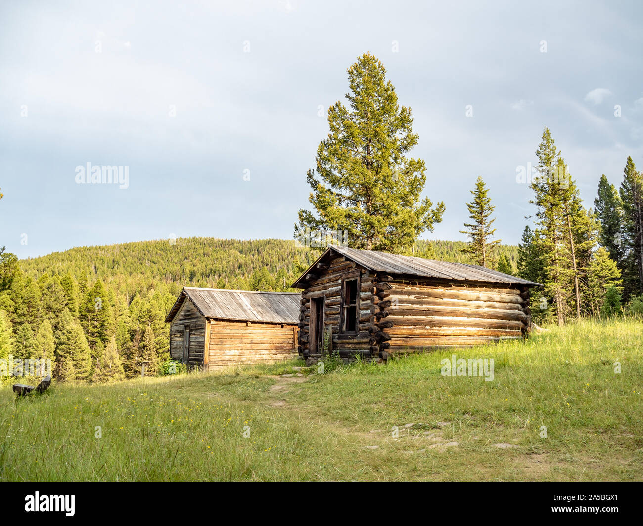 Abgebrochene log Gebäude in Western Ghost Town. Stockfoto