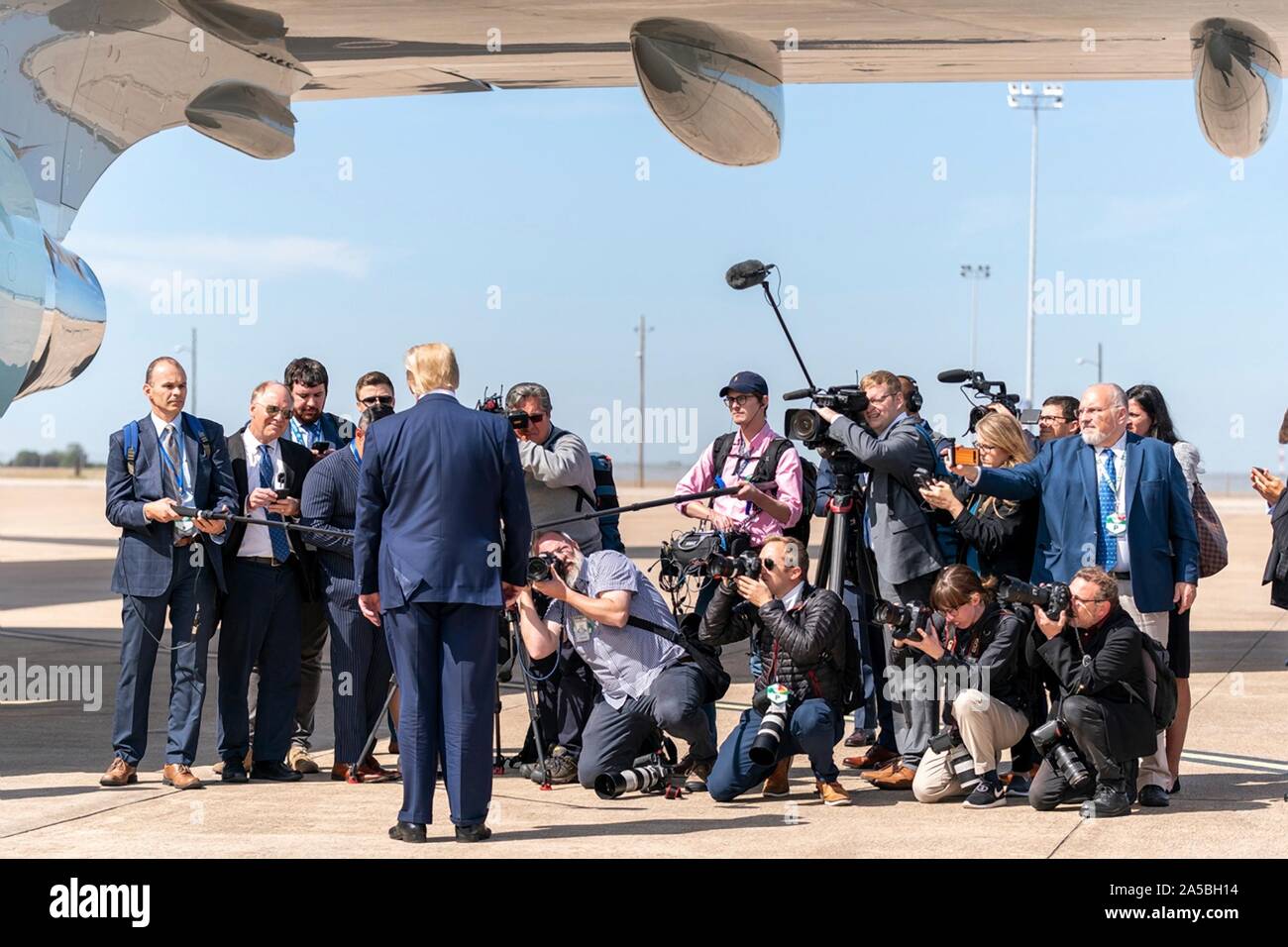 Us-Präsident Donald Trump stoppt mit den Medien zu sprechen nach dem Aussteigen Air Force One in gemeinsamen Mindestreservebasis Fort Worth Oktober 17, 2019 in Fort Worth, Texas. Stockfoto