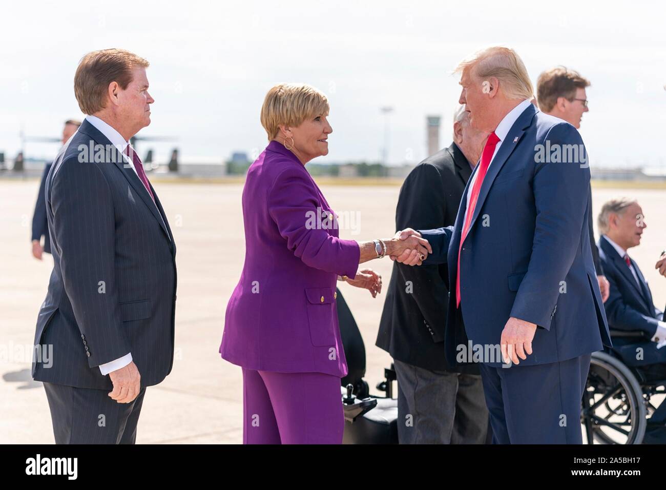 Us-Präsident Donald Trump ist von Fort Worth Bürgermeister Betsy Preis, Zentrum begrüßt, nach dem Aussteigen Air Force One in gemeinsamen Mindestreservebasis Fort Worth Oktober 17, 2019 in Fort Worth, Texas. Stockfoto