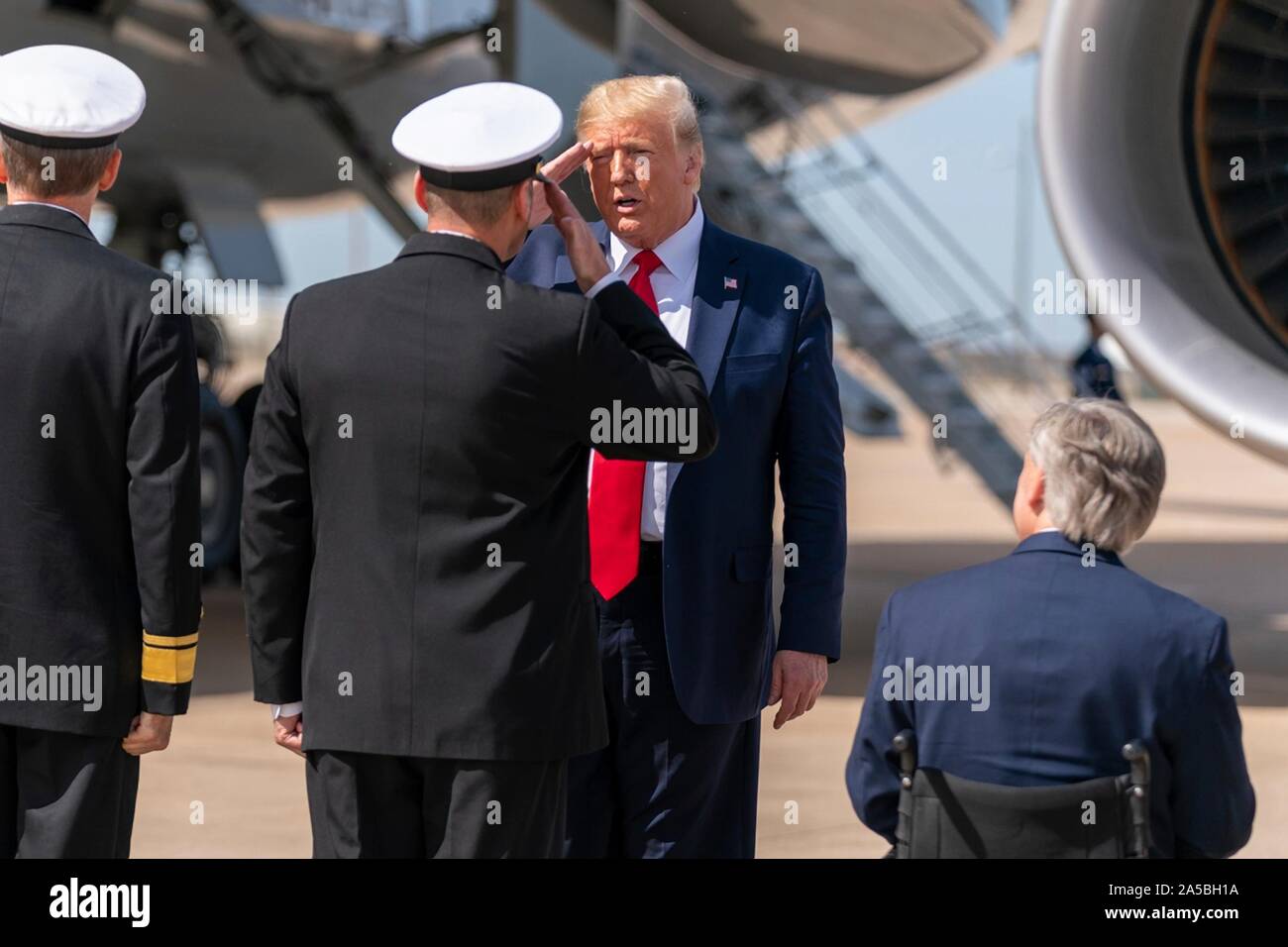 Us-Präsident Donald Trump begrüßt Marine Offiziere nach dem Aussteigen Air Force One in gemeinsamen Mindestreservebasis Fort Worth Oktober 17, 2019 in Fort Worth, Texas. Stockfoto