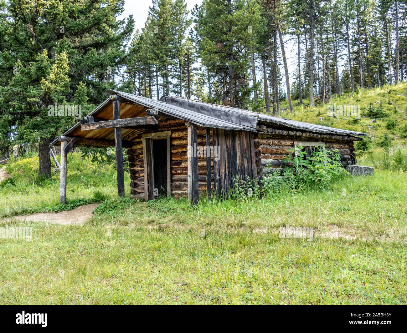 Abgebrochene log Gebäude in Western Ghost Town. Stockfoto