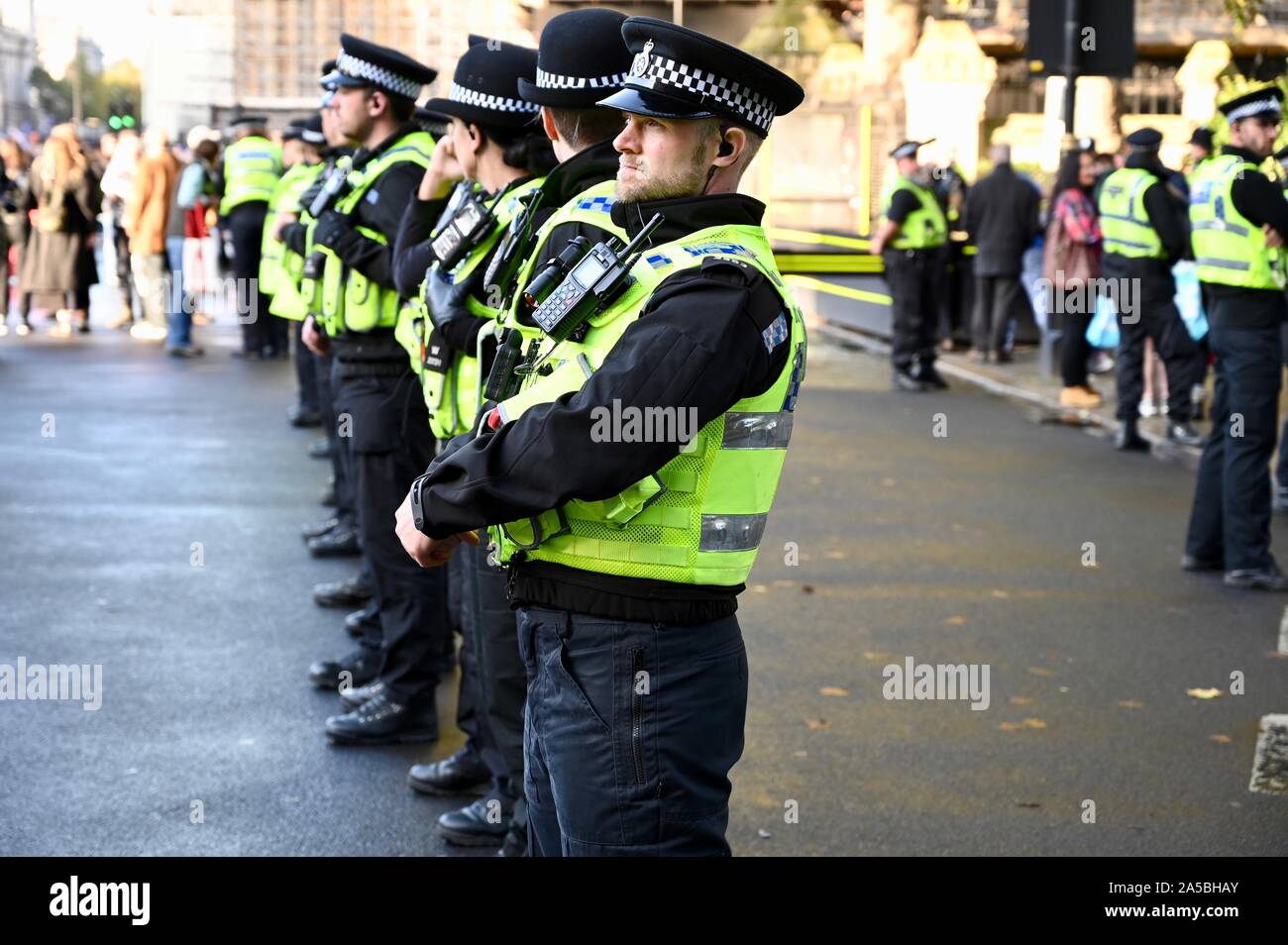 Polizei Linie. Die Abstimmung März. In der Nähe von eine Million Demonstranten auf Anti-Brexit Parlament marschierten ein zweites Referendum zu verlangen. Palast von Westminster, London. Großbritannien Stockfoto
