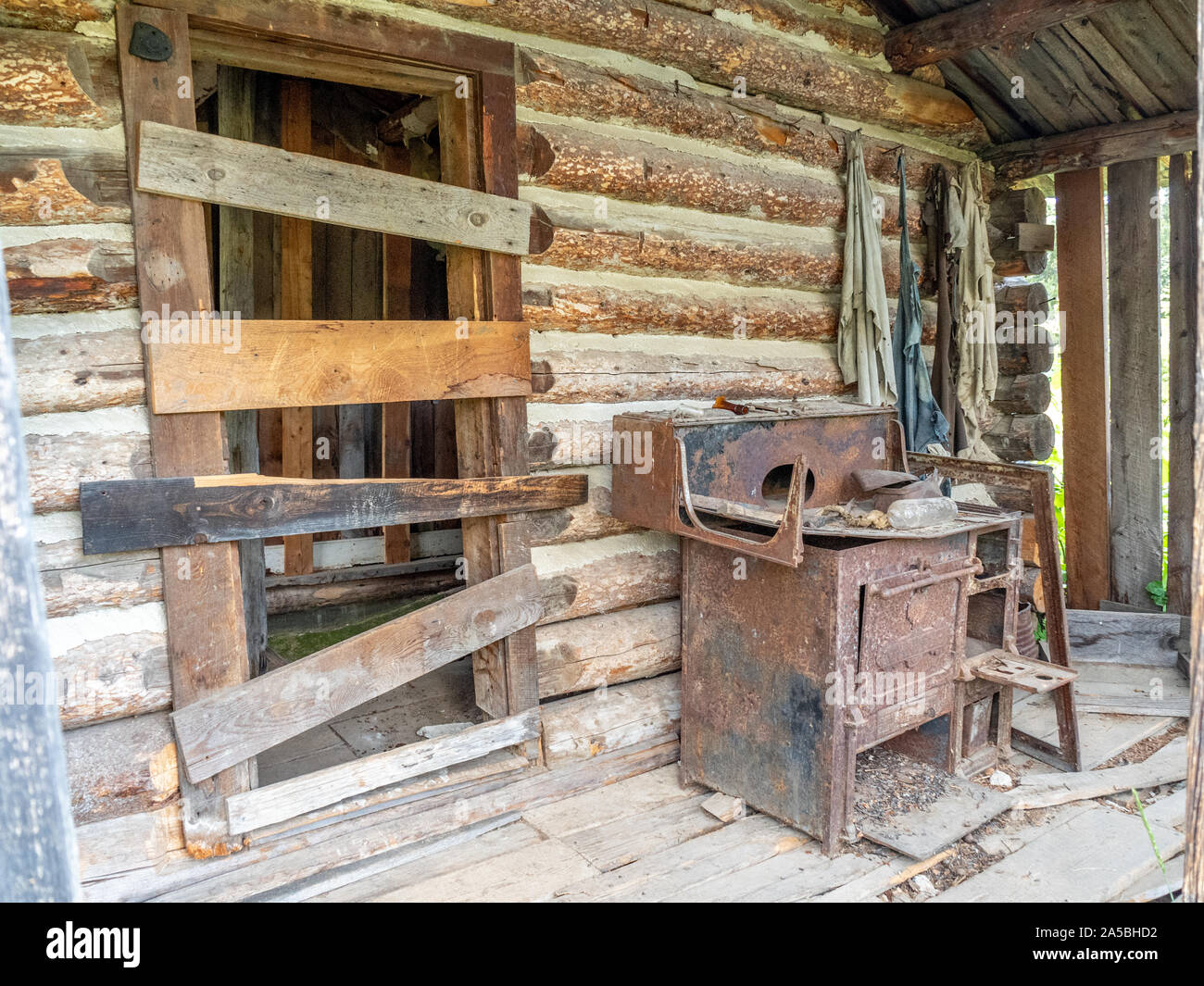 Abgebrochene log Gebäude in Western Ghost Town. Stockfoto