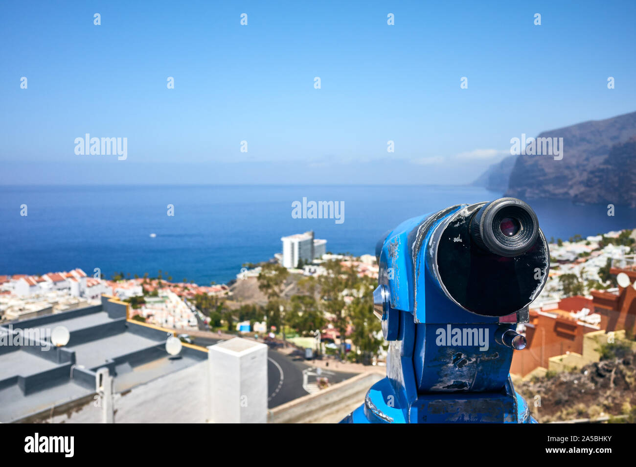 Fernrohr Teleskop bei Los Gigantes Stadt zeigen, selektiver Fokus, Teneriffa, Spanien. Stockfoto