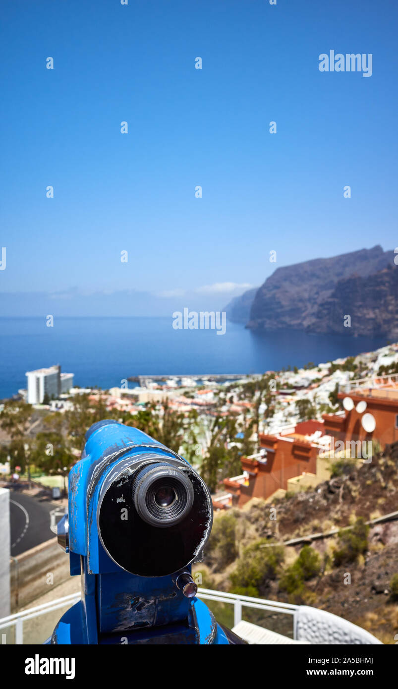 Fernrohr Teleskop am Horizont auf einen Aussichtspunkt in Los Gigantes, Teneriffa, Spanien zeigt. Stockfoto
