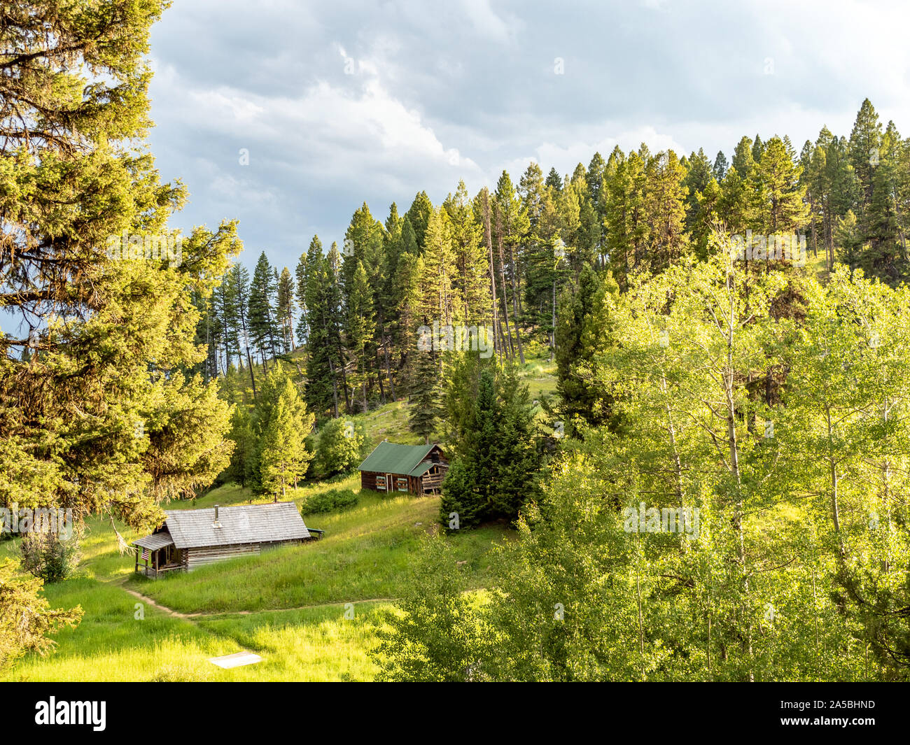 Abgebrochene log Gebäude in Western Ghost Town. Stockfoto