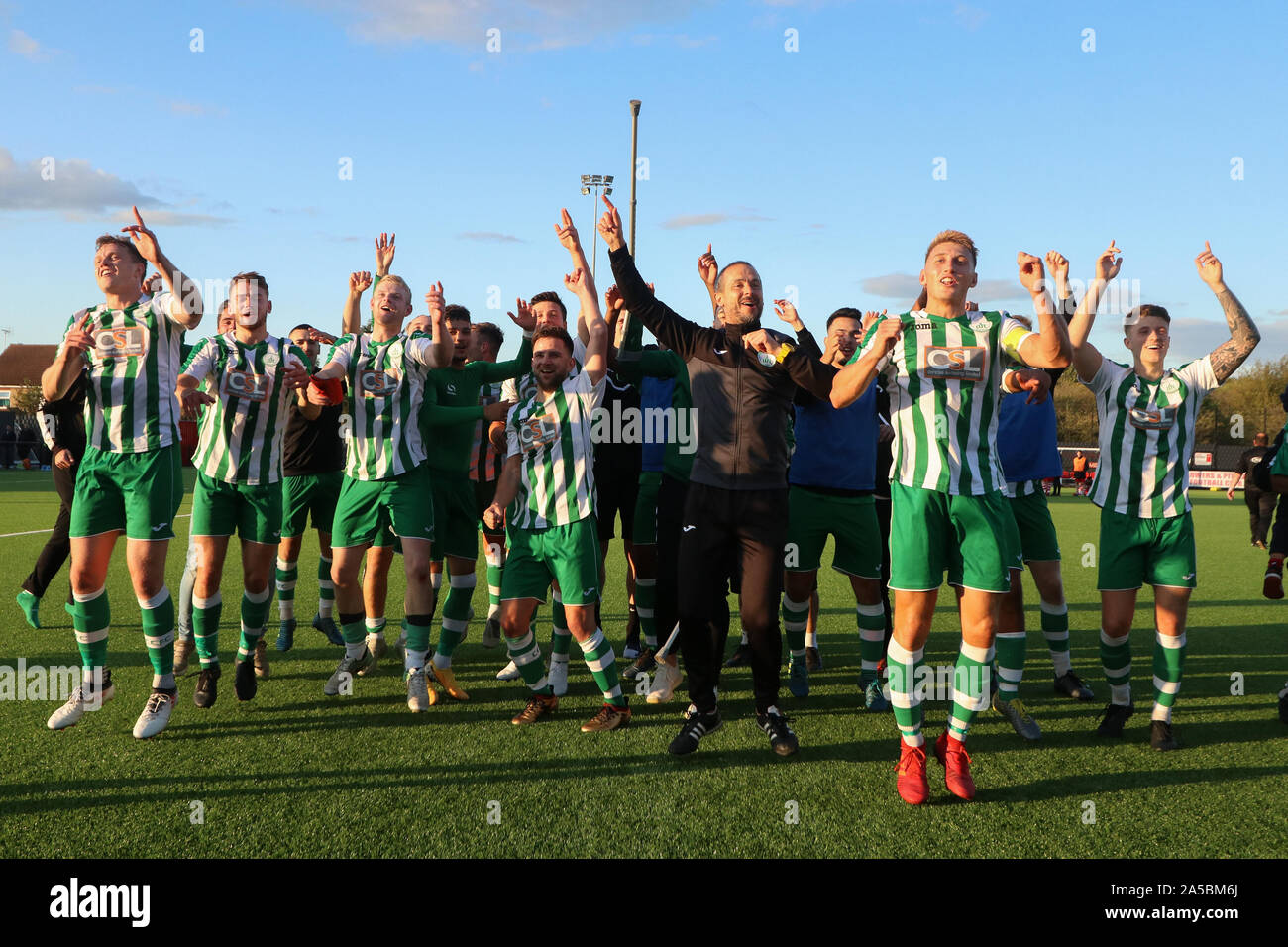 Pitsea, UK. Okt, 2019 19. LONDON, VEREINIGTES KÖNIGREICH 19. Oktober die ganze Stadt Chichester team Feiern nach dem Gewinn des FA Cup 4.qualifikationsrunde zwischen Bowers und Pitsea und Chichester Stadt an Len Lachs Stadium, Pitsea UK am 19. Oktober 2019 Credit: Aktion Foto Sport/Alamy leben Nachrichten Stockfoto