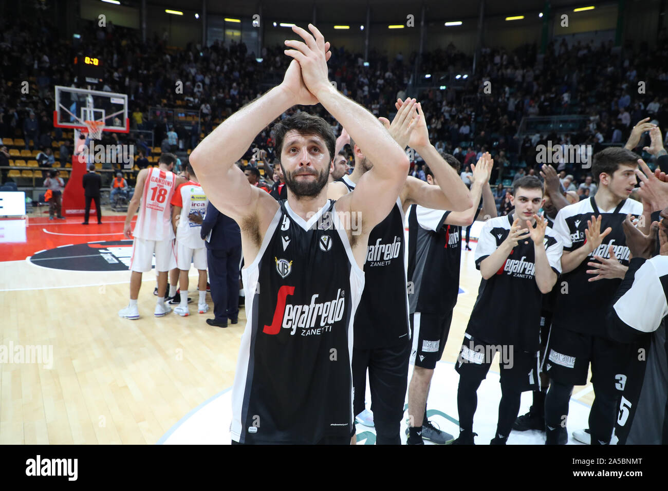 Bologna, Italien, 19 Okt 2019, Glück von Virtus am Ende des Spiels Stefan Markovic (Virtus Bologna) während Segafredo Segafredo Virtus Bologna vs Openjobmetis Varese - Italienische Basketball eine Serie Meisterschaft - Credit: LPS/Michele Nucci/Alamy leben Nachrichten Stockfoto