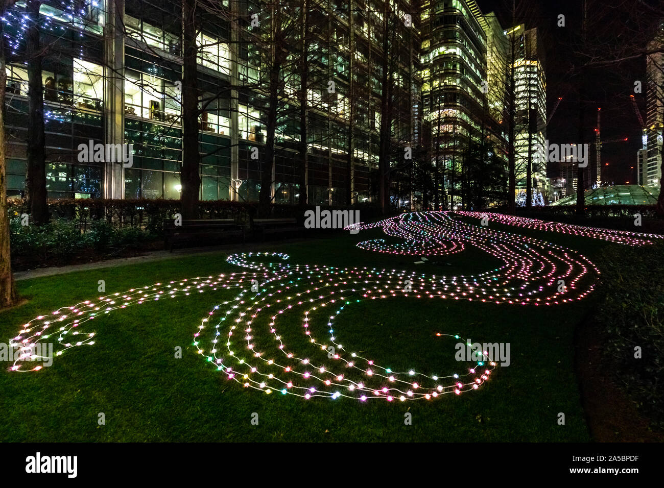 Bunte Lichterketten im Jubilee Park. Jährliche Winter Lights Festival in Canary Wharf London England Stockfoto