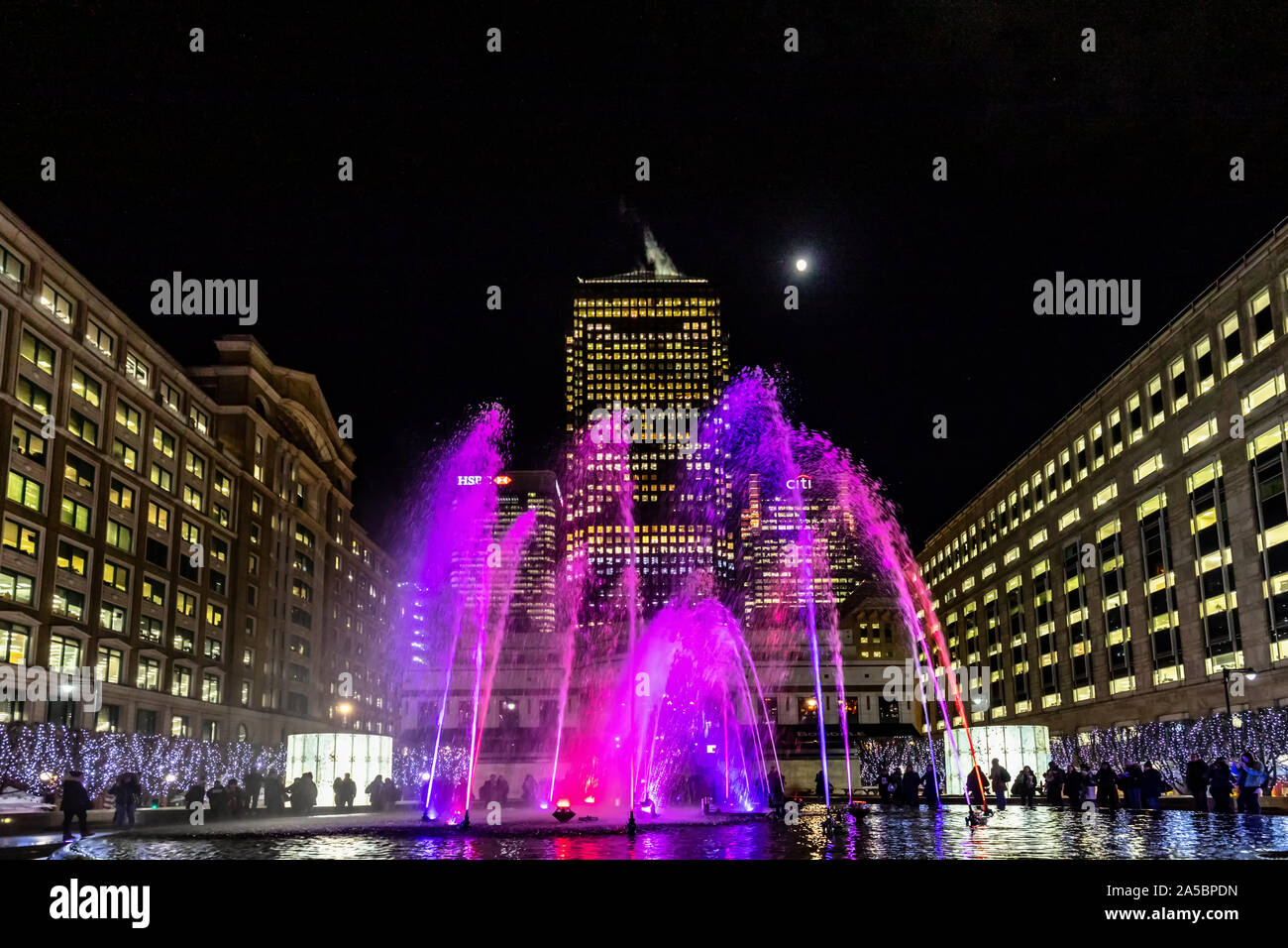 Bunte Lichter und Springbrunnen im Cabot Square. Jährliche Winter Lights Festival in Canary Wharf London England Stockfoto