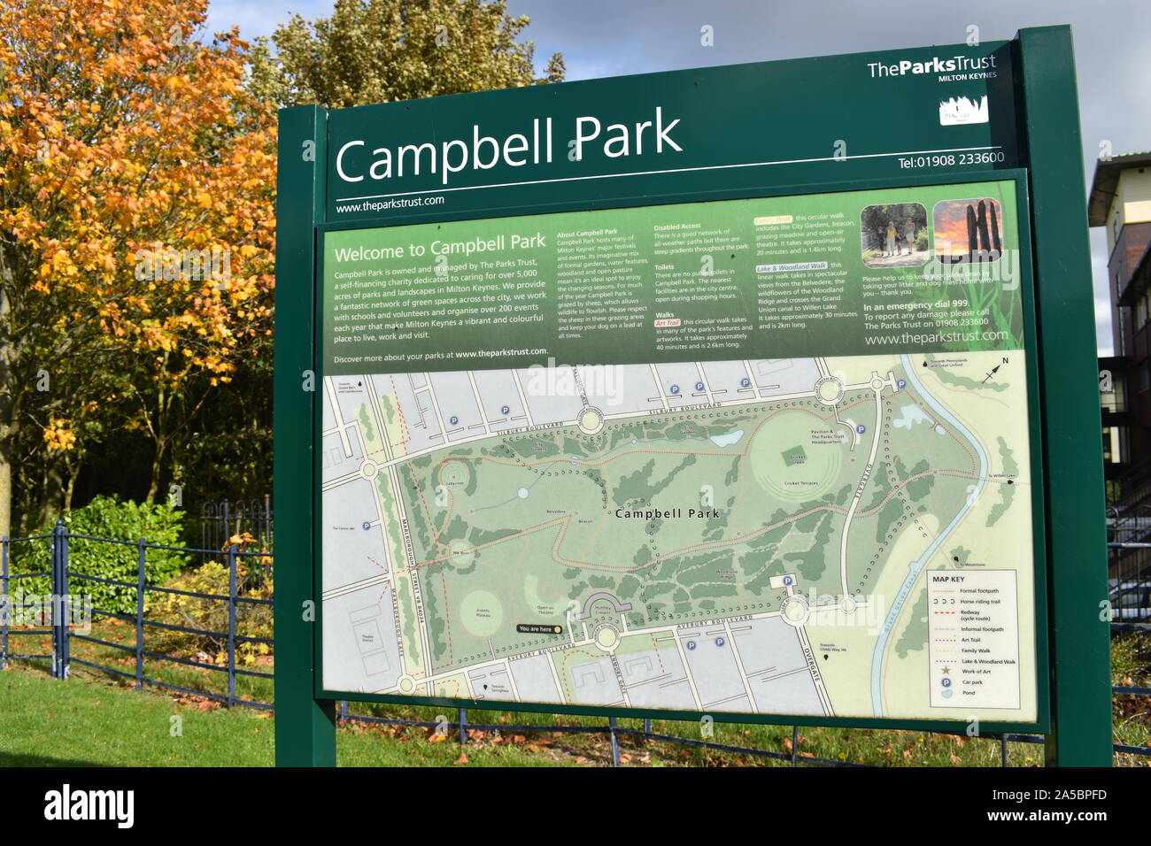 Ein Zeichen und Karte von Campbell Park im Zentrum von Milton Keynes entfernt. Stockfoto