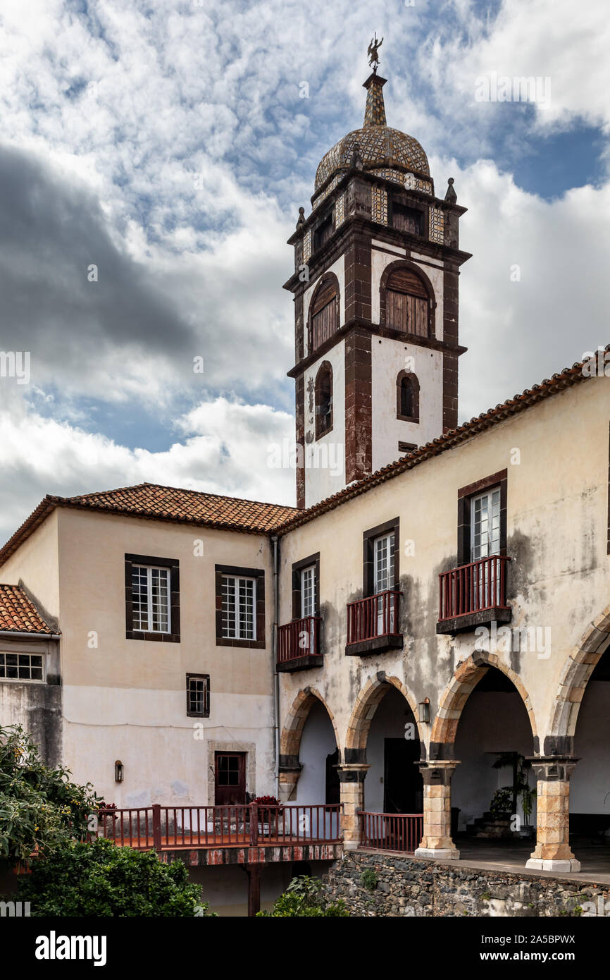 Die spektakuläre Minarett - wie Glockenturm und Klöster im Convento de Santa Clara (Kloster Santa Clara), Funchal, Madeira, Portugal Stockfoto