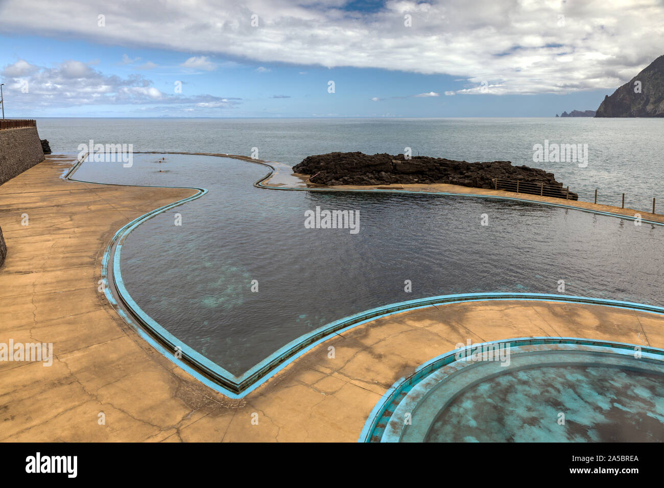 Ein infinity Pool an der Küste von Porto da Cruz auf der schroffen Nordostküste von Madeira, Portugal Stockfoto