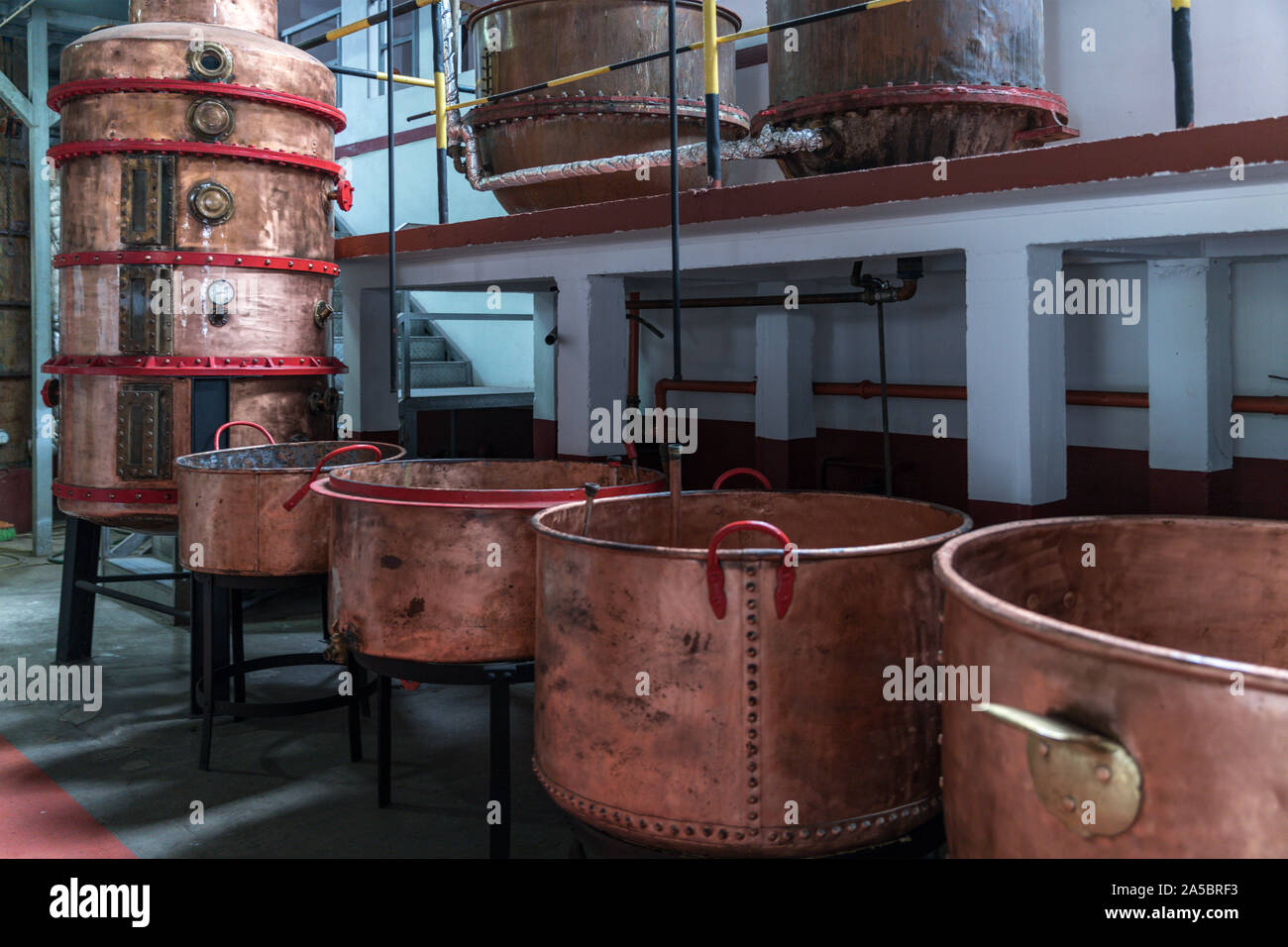 Traditionelle rum die Technologie bei North Mühlen Distillery, Porto da Cruz, Madeira Stockfoto