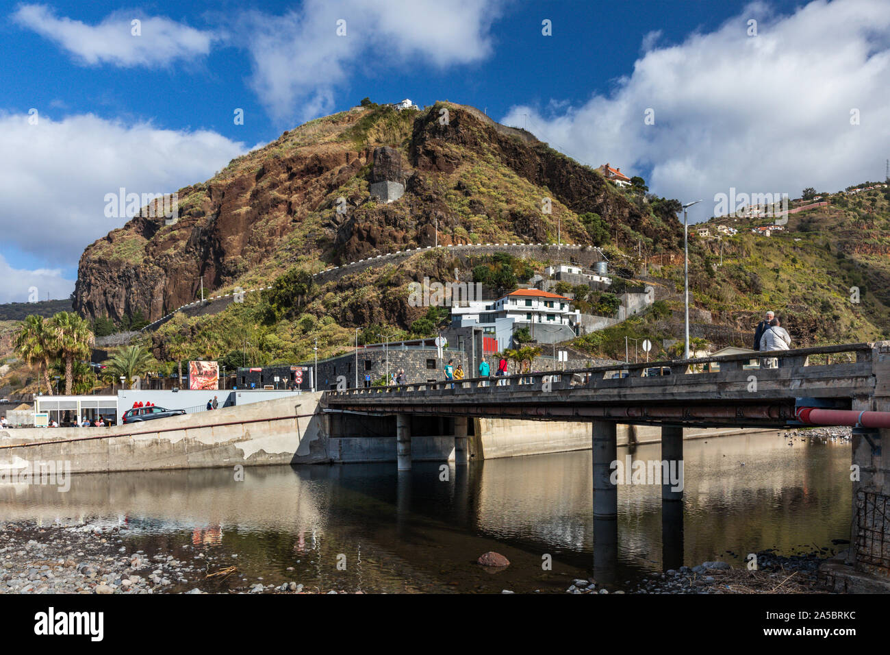 Brücke über das Wasser Abzweigung System, Ribeira Brava, Madeira Stockfoto