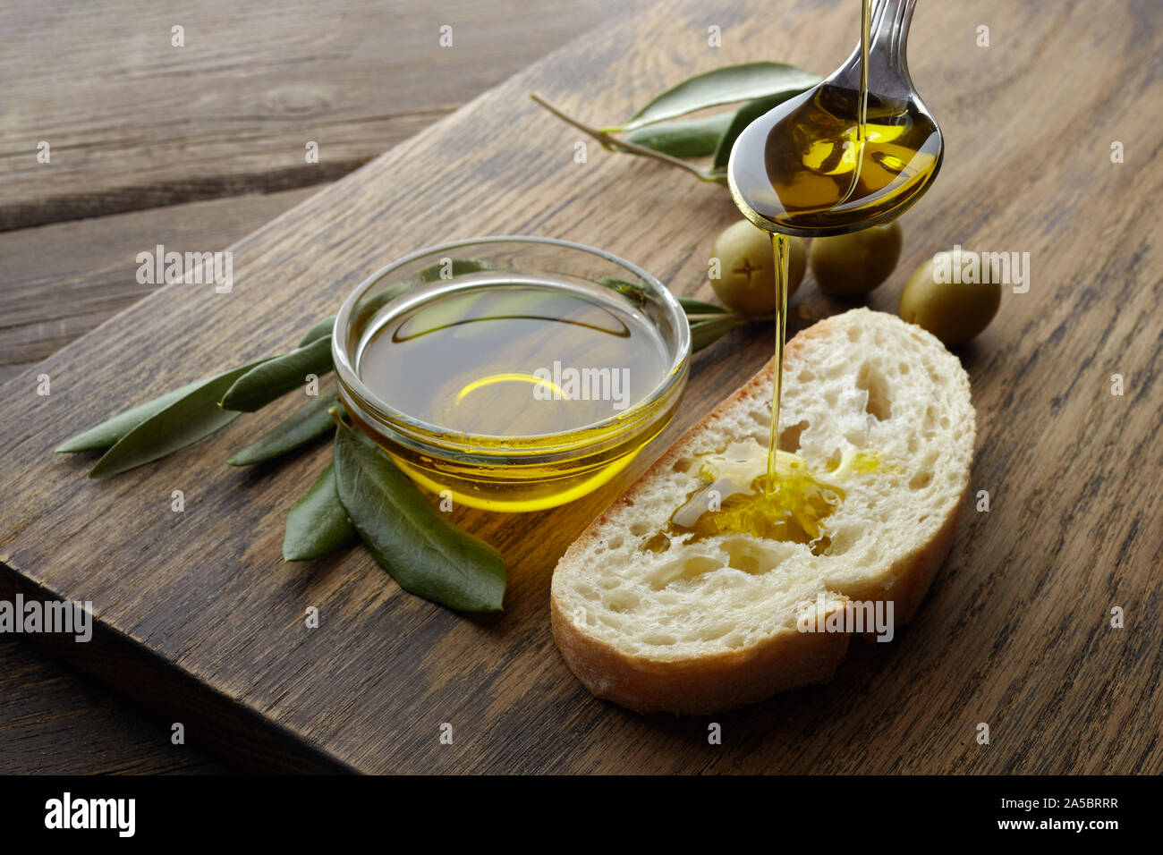 Scheibe Brot gewürzt mit Olivenöl auf hölzernen Hintergrund Stockfoto
