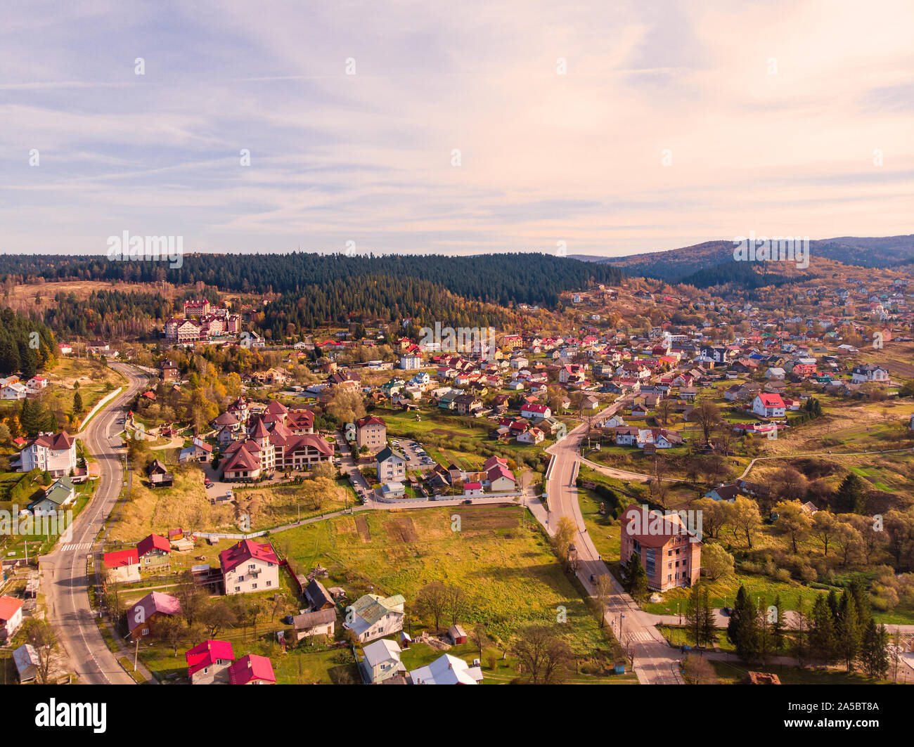 Antenne drone Ansicht von Skhidnytsia beliebte Healing Spa Resort in den Karpaten, in der Ukraine. Balneologische Resort mit Mineralquellen. Stockfoto