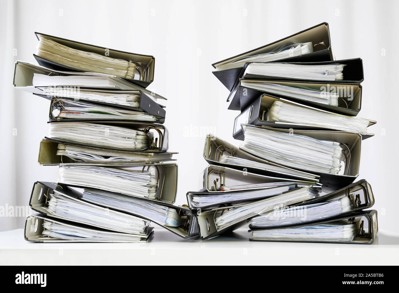 Stapel von vielen Ringbuch mit Dateien, Ordner und Dokumente auf einem Büro Schreibtisch, Konzept für zu viel Arbeit und Burn-out im Business, ausgewählte konzentrieren Stockfoto
