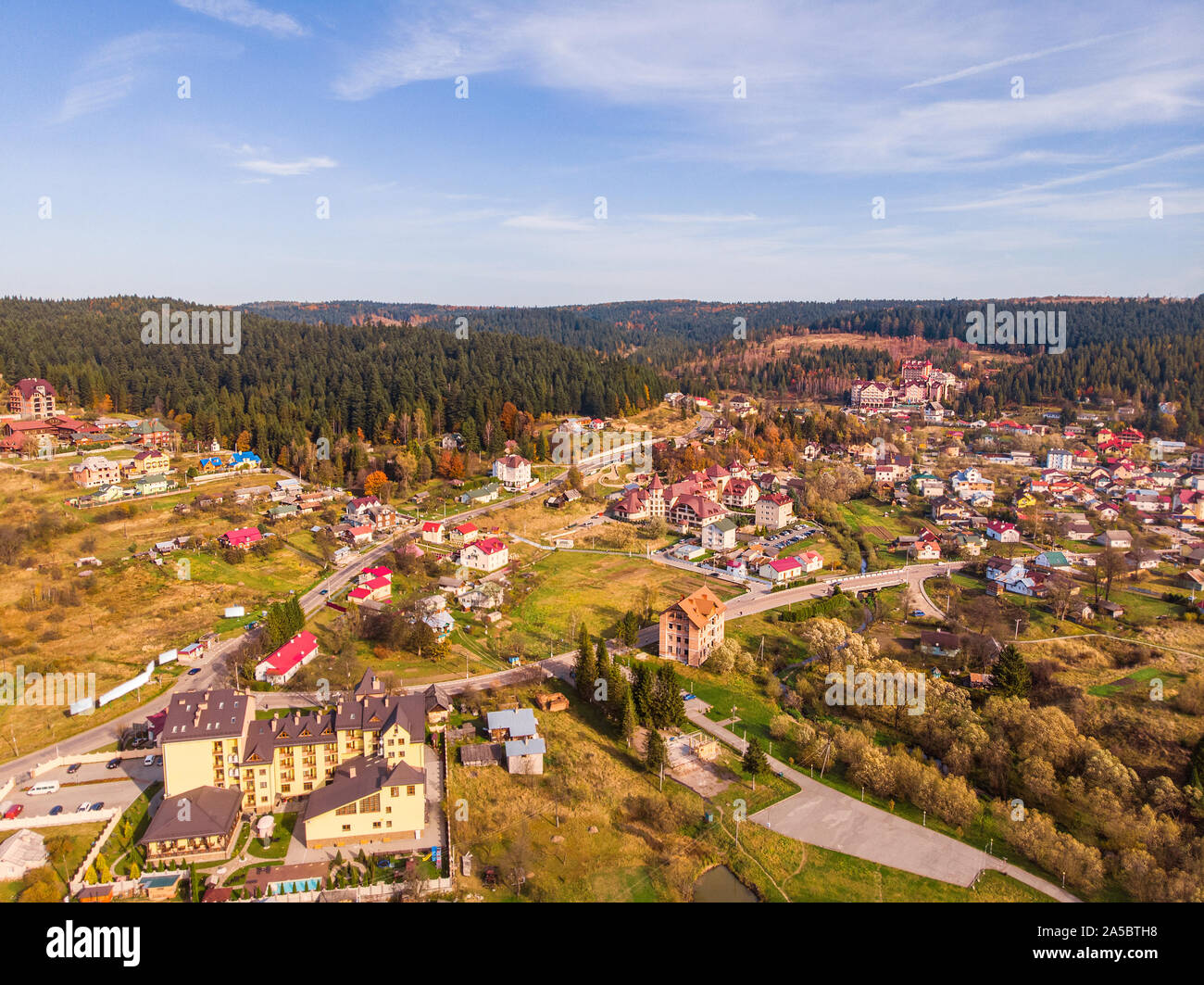 Antenne drone Ansicht von Skhidnytsia beliebte Healing Spa Resort in den Karpaten, in der Ukraine. Balneologische Resort mit Mineralquellen. Herbst scenic landscap Stockfoto