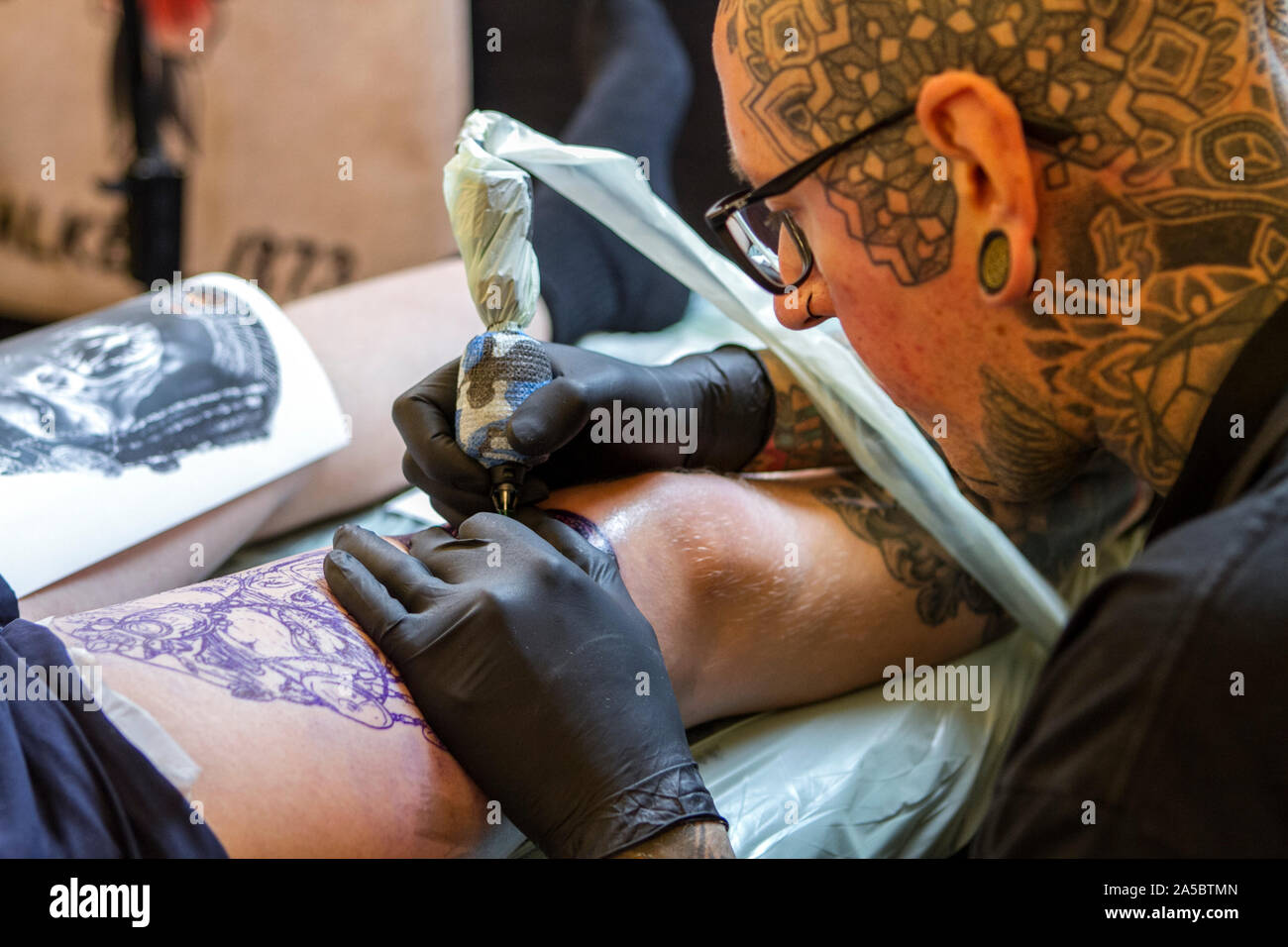 Liverpool Tattoo Convention 2019 im Britannia Adelphi Hotel; die 3-tägige Veranstaltung von 250 britischen nationalen und internationalen Tattoo Künstler, die Inszenierung des britischen Tattoo, Tattoo Wettbewerben teil. Organisiert von Liverpool tattoo studio 'Design4Life', der Liverpool Tattoo Convention gilt als ein Muss - und auch in der Industrie, zu Ehren tattoo Kultur, Lifestyle und Kunst. Credit: cernan Elias/Alamy leben Nachrichten Stockfoto
