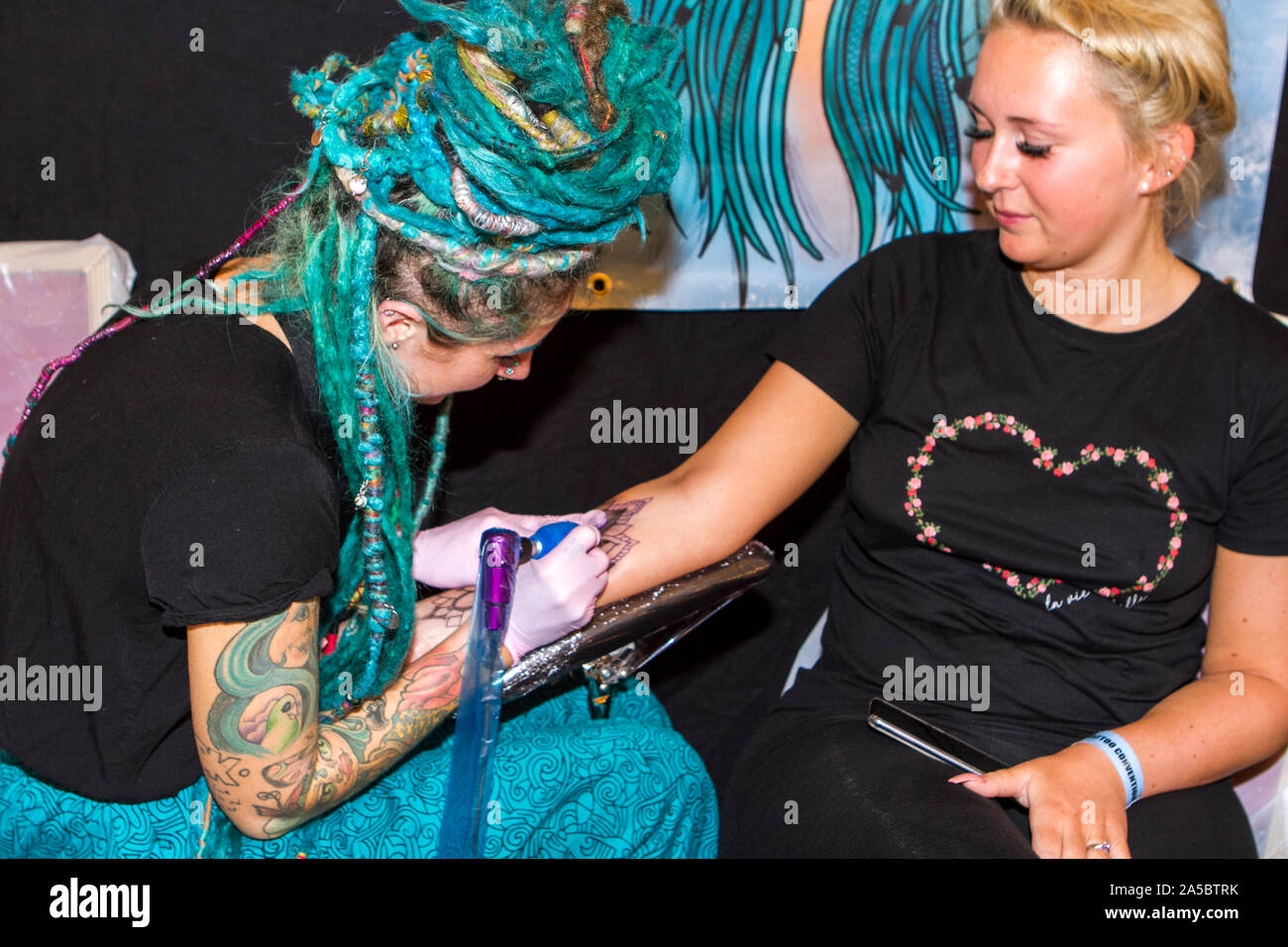 Liverpool Tattoo Convention 2019 im Britannia Adelphi Hotel; die 3-tägige Veranstaltung von 250 britischen nationalen und internationalen Tattoo Künstler, die Inszenierung des britischen Tattoo, Tattoo Wettbewerben teil. Organisiert von Liverpool tattoo studio 'Design4Life', der Liverpool Tattoo Convention gilt als ein Muss - und auch in der Industrie, zu Ehren tattoo Kultur, Lifestyle und Kunst. Credit: cernan Elias/Alamy leben Nachrichten Stockfoto