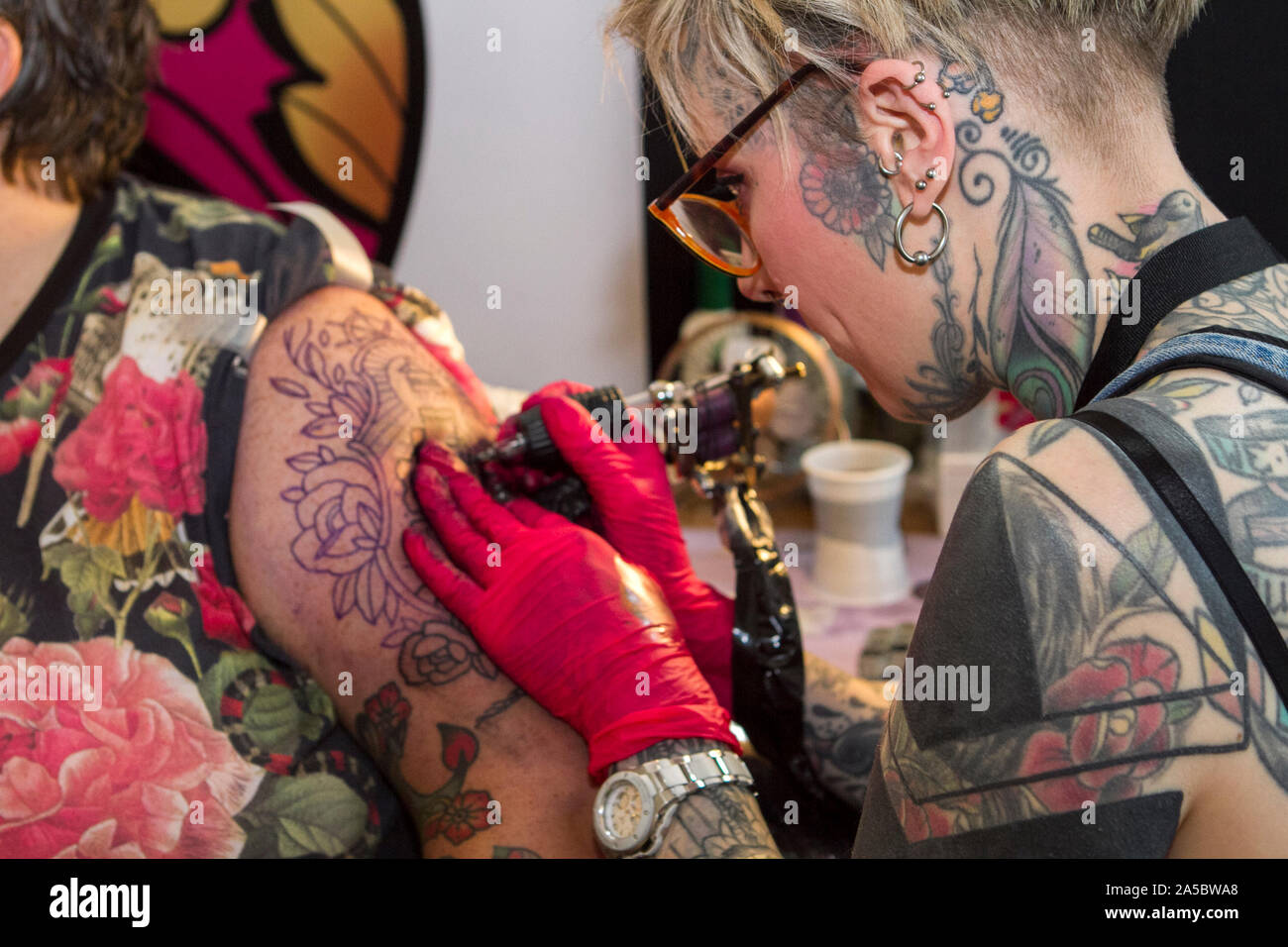 Liverpool Tattoo Convention 2019 im Britannia Adelphi Hotel; die 3-tägige Veranstaltung von 250 britischen nationalen und internationalen Tattoo Künstler, die Inszenierung des britischen Tattoo, Tattoo Wettbewerben teil. Organisiert von Liverpool tattoo studio 'Design4Life', der Liverpool Tattoo Convention gilt als ein Muss - und auch in der Industrie, zu Ehren tattoo Kultur, Lifestyle und Kunst. Credit: cernan Elias/Alamy leben Nachrichten Stockfoto