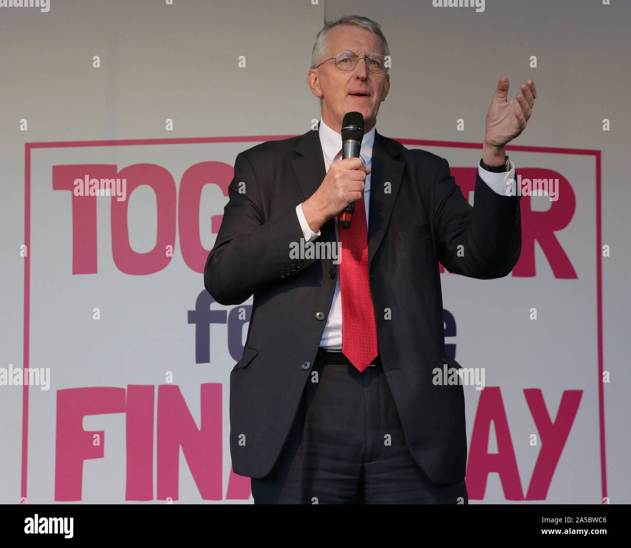 London, UK, 19. Okt 2019. Hilary Benn, Arbeitsmarkt, der die Benn Gesetz an das Parlament gebracht. Politiker auf der Hauptbühne am Parliament Square, wo Tausende als Teil der Abstimmung März montiert haben. Die Bühne ist außerhalb der Häuser des Parlaments, in denen MPs Brexit diskutiert wurden. Credit: Imageplotter/Alamy leben Nachrichten Stockfoto