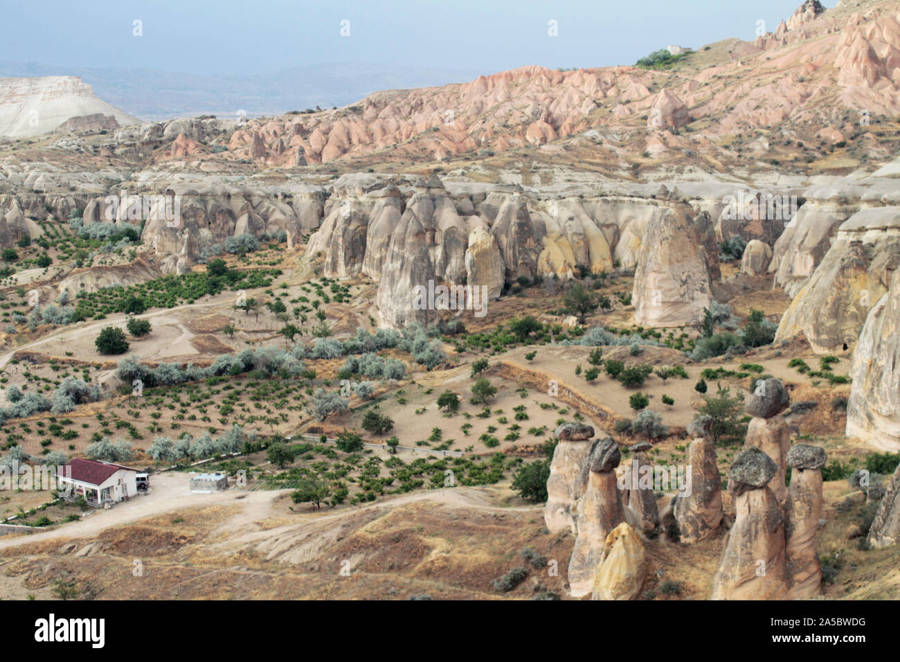 Luftaufnahme von Felsen verschiedener Formen und Höhlen in Kappadokien, Türkei Stockfoto