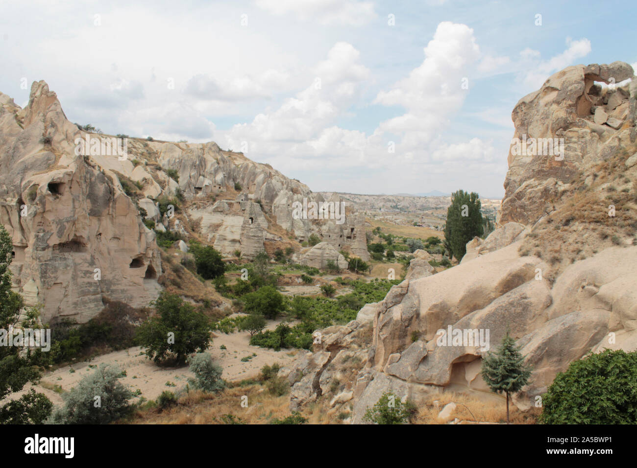 Herrliche Aussicht auf die felsige Hügel von grünen Bäumen in berühmten Reiseziel - Kappadokien, Türkei umgeben Stockfoto