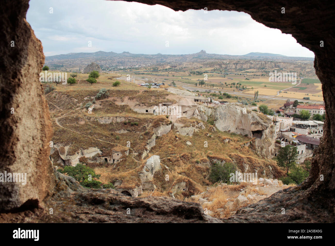 Landschaft Stadt Blick aus der Höhle in beliebtes Reiseziel - Kappadokien, Türkei Stockfoto
