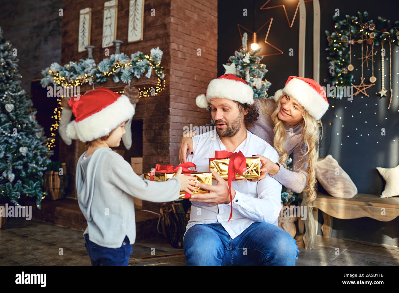 Lächelnde Frau und junge Geschenke geben zu man Stockfoto