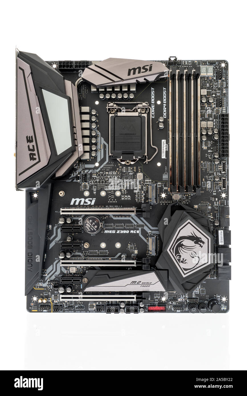 Winneconne, WI - 4. Oktober 2019: ein Paket von MSI-MEG Z 390 ACE Intel Motherboard für Spiele auf einem isolierten Hintergrund. Stockfoto