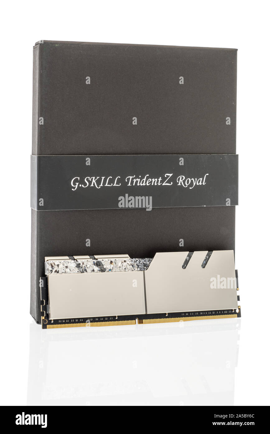Winneconne, WI - 5. Oktober 2019: ein Paket von G.Skill TridentZ royal DDR4 Speicher RAM auf einem isolierten Hintergrund. Stockfoto