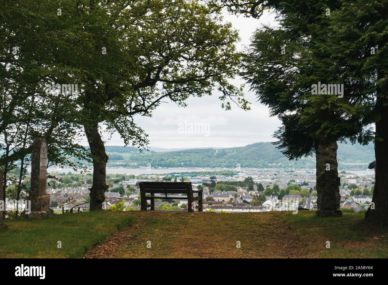 Mit Blick auf die Stadt Inverness an einem bewölkten Tag von der Oberseite des Tomnahurich Cemetery Hill Stockfoto