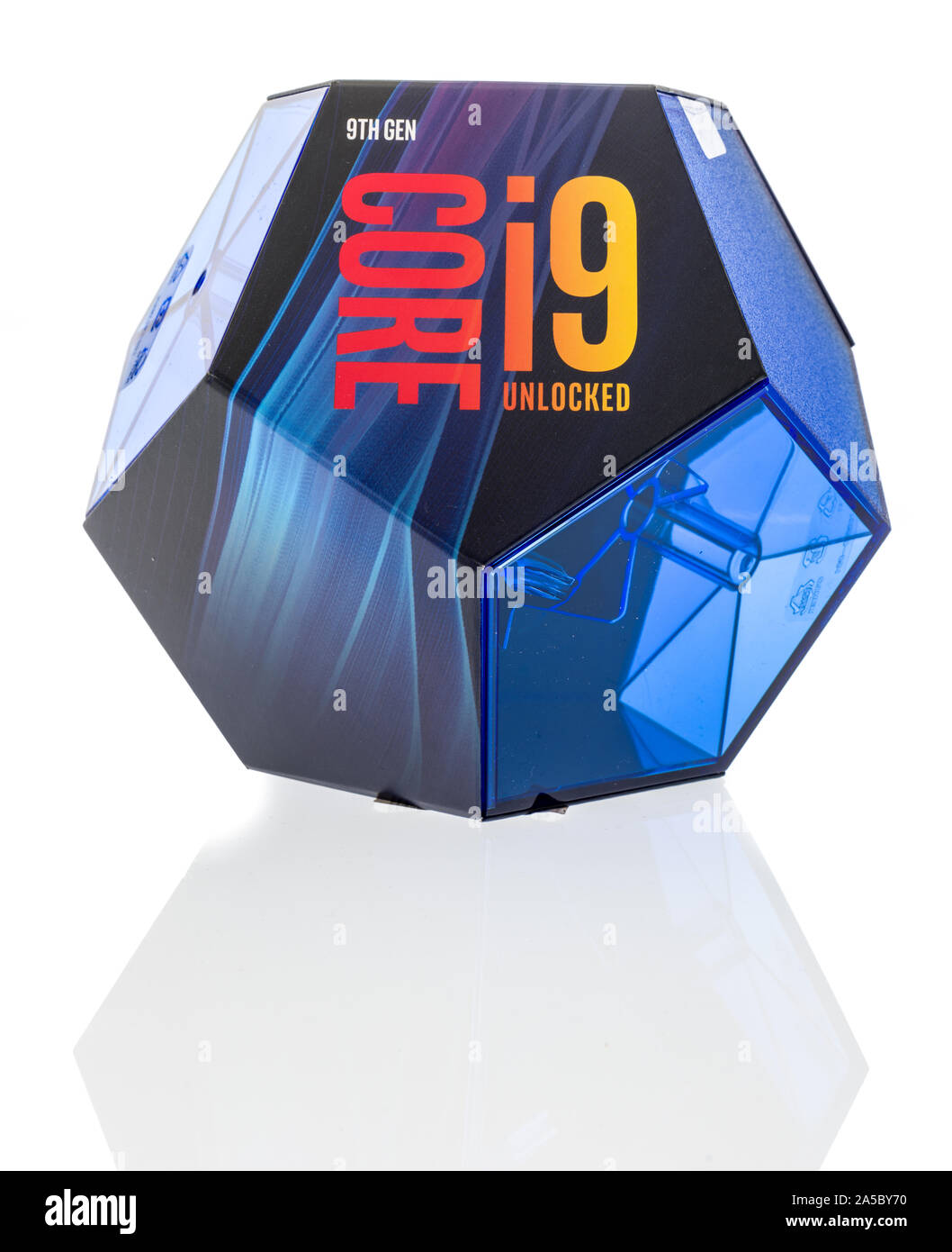 Winneconne, WI - 18. Oktober 2019: ein Paket von Intel I9 9900 K CPU auf einem isolierten Hintergrund entriegelt. Stockfoto