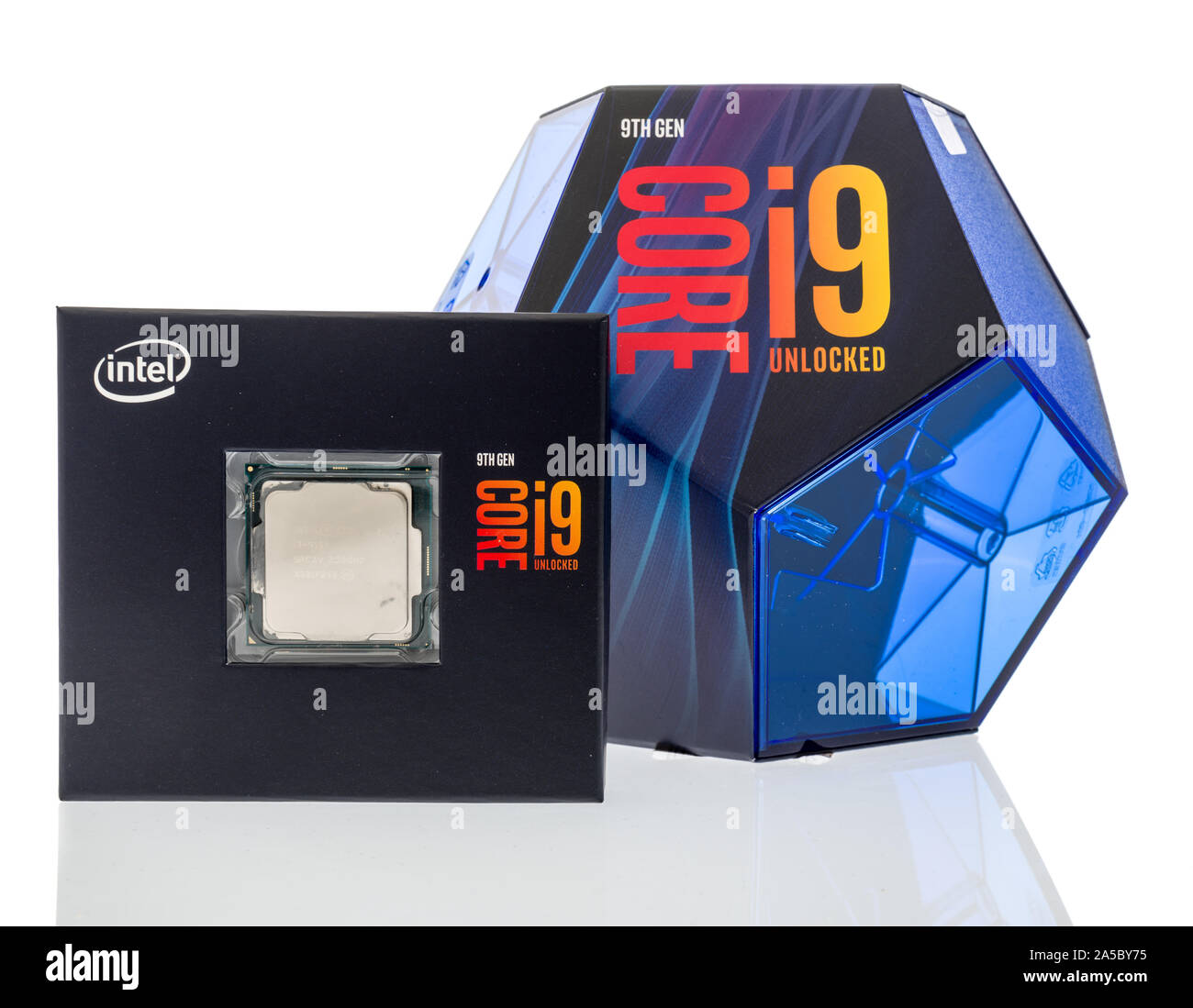 Winneconne, WI - 18. Oktober 2019: ein Paket von Intel I9 9900 K CPU auf einem isolierten Hintergrund entriegelt. Stockfoto