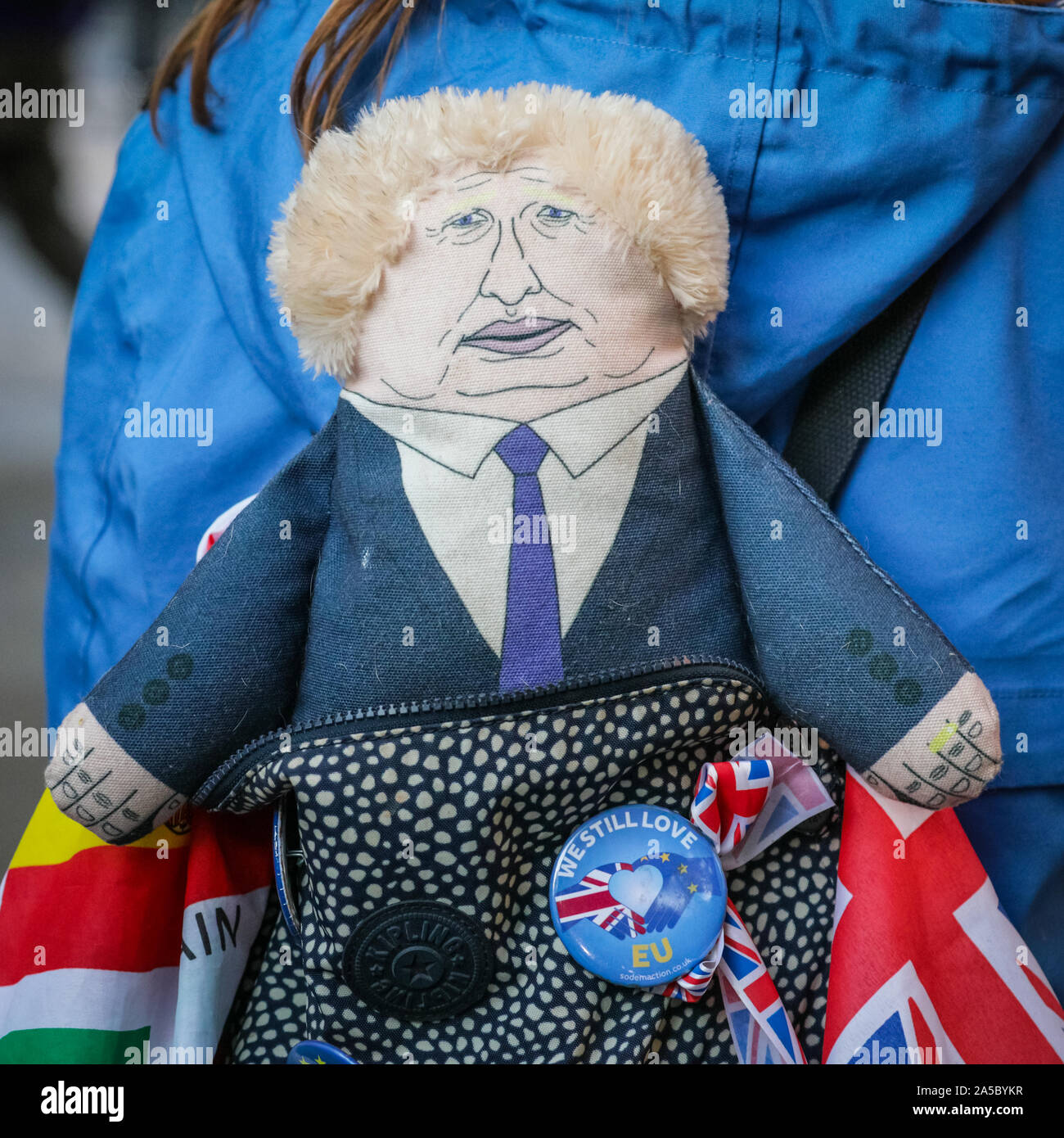 London, UK, 19. Okt 2019. Eine Boris Johnson Soft Toy späht aus ein demonstrant Rucksack. Die "Abstimmung März 'beendet seine Route durch das Zentrum von London in Parliament Square, als Hunderttausende protestieren für ein Finale in der Brexit viel sagen. Stockfoto